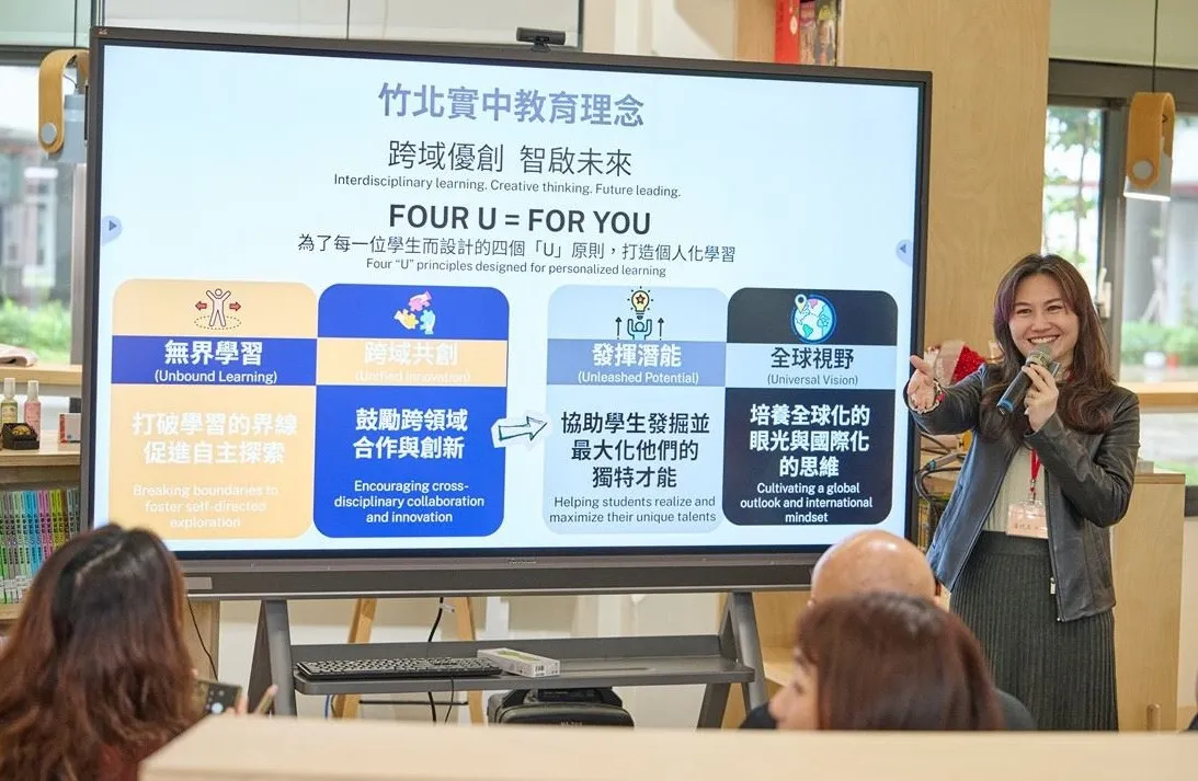 竹北實中籌備處主任潘玳玉向家長說明辦學理念。（圖／新竹縣政府提供）