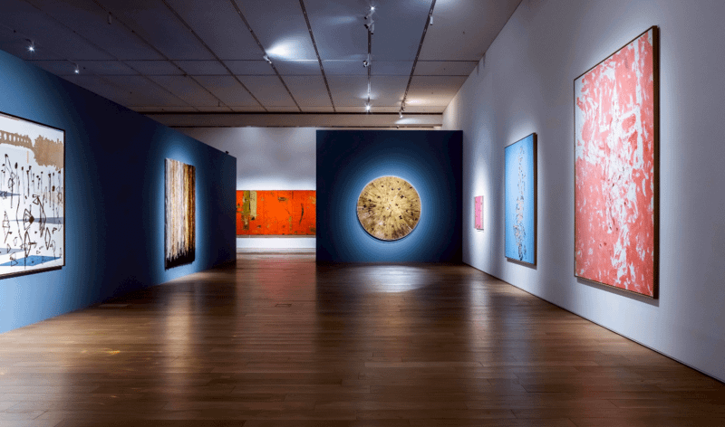 圖四：「共鳴：光、愛與色彩的交響」即日起展出至 4 月 20 日，匯聚16位重要當代藝術家，透過豐富的現當代作品，引領觀眾分別看見內心的光。