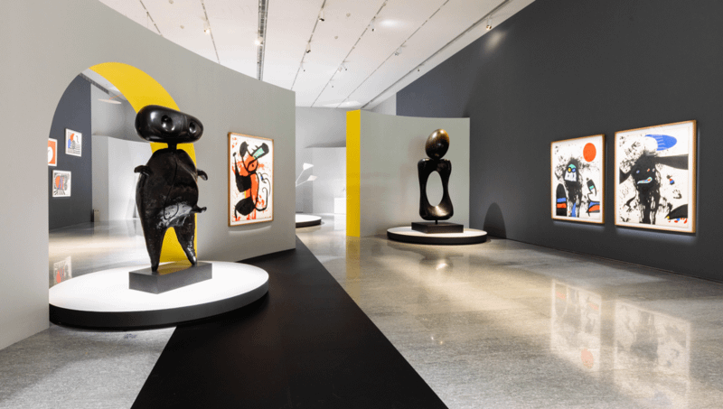 圖三：「步入永恆：賈科梅蒂、米羅、考爾德」展，米羅多元媒材創作成亮點。