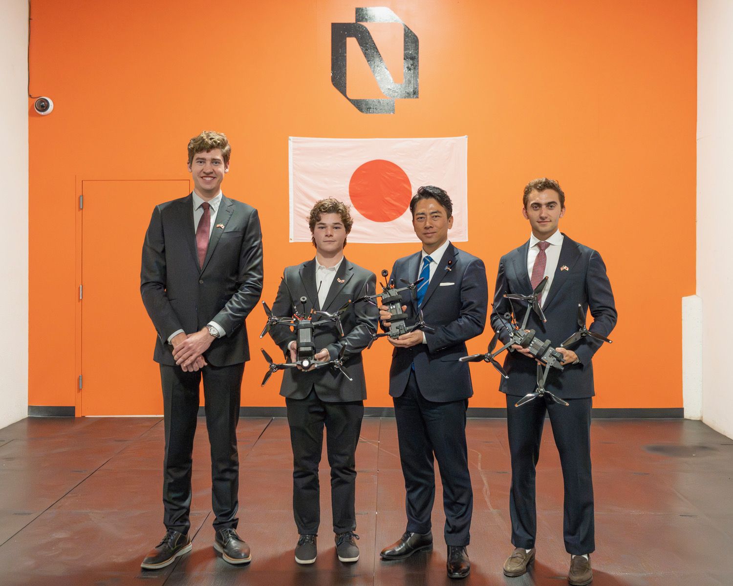 無人機新創企業Neros Technologies與日本防衛大臣小泉進次郎（中右）合影。（取自Neros Technologies粉專）