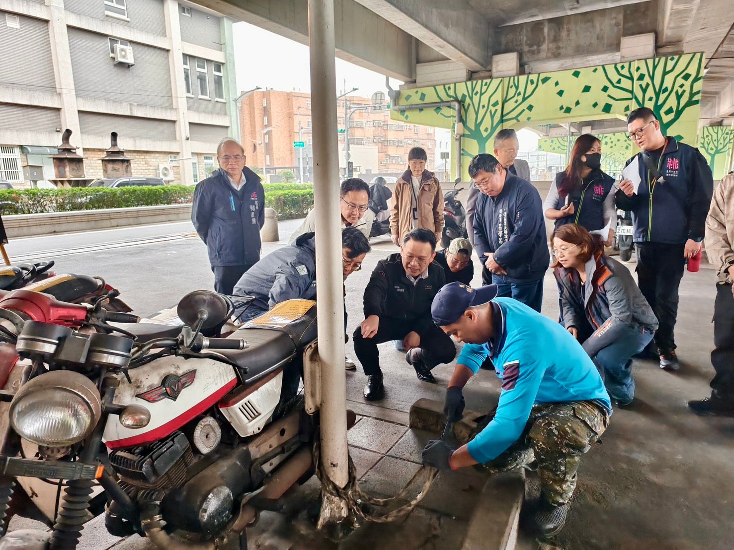 桃園市政府副市長蘇俊賓帶隊前往八德地區橋下停車場，進行違規車輛移除。（圖／桃園市政府提供）