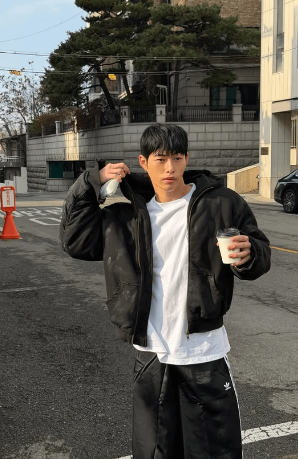 《單身即地獄5》成員： 宋承一（송승일）。（圖／取自IG@thdtmddlf）