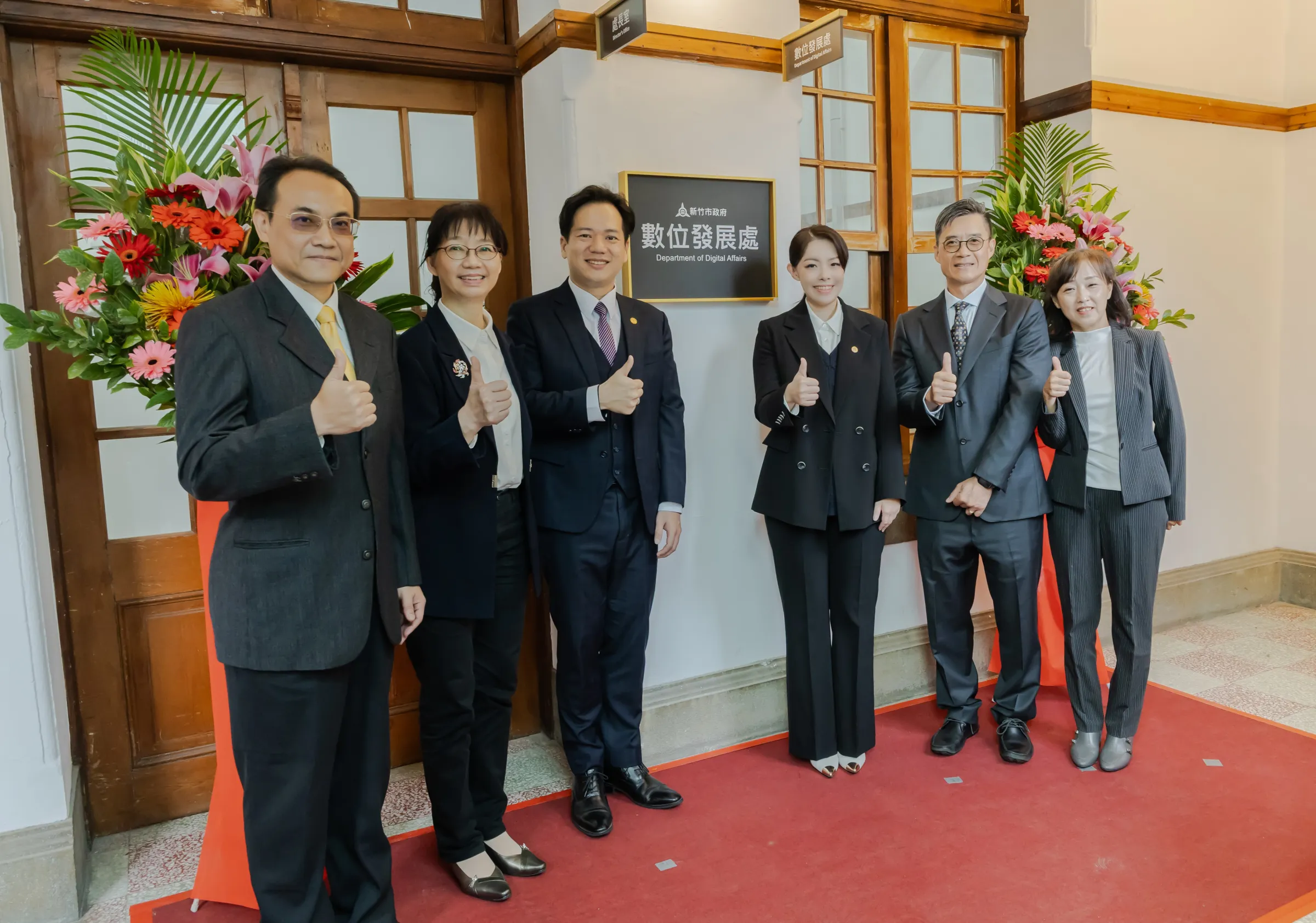 新任數發處處長鄭凱仁（左一）表示，未來將持續導入科技與數據輔助決策，落實「智慧治理」施政核心。（圖／新竹市政府提供）