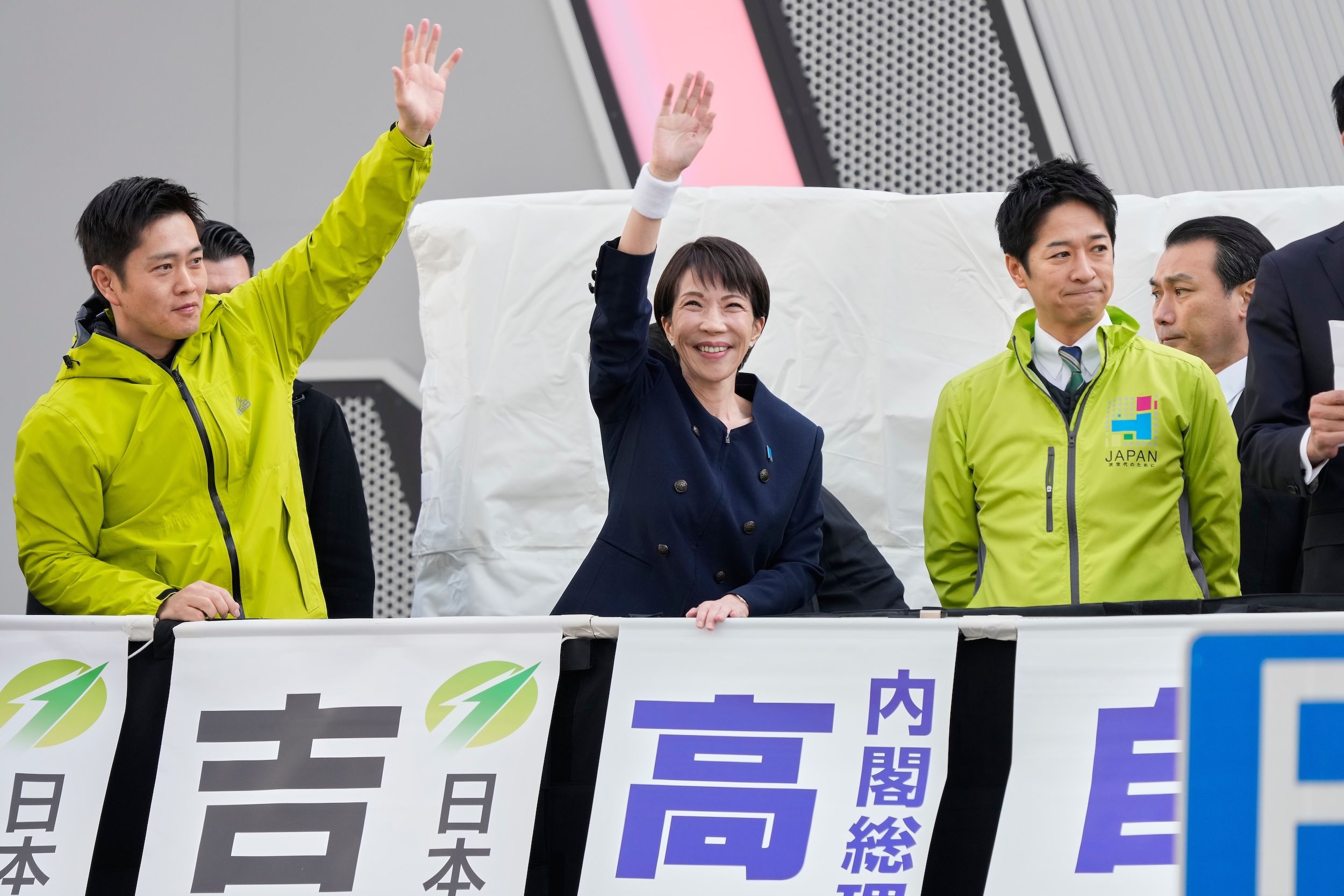 2026年1月27日，日本維新會代表吉村洋文、藤田文武，與自民黨總裁高市早苗在東京街頭聯合造勢。（美聯社）