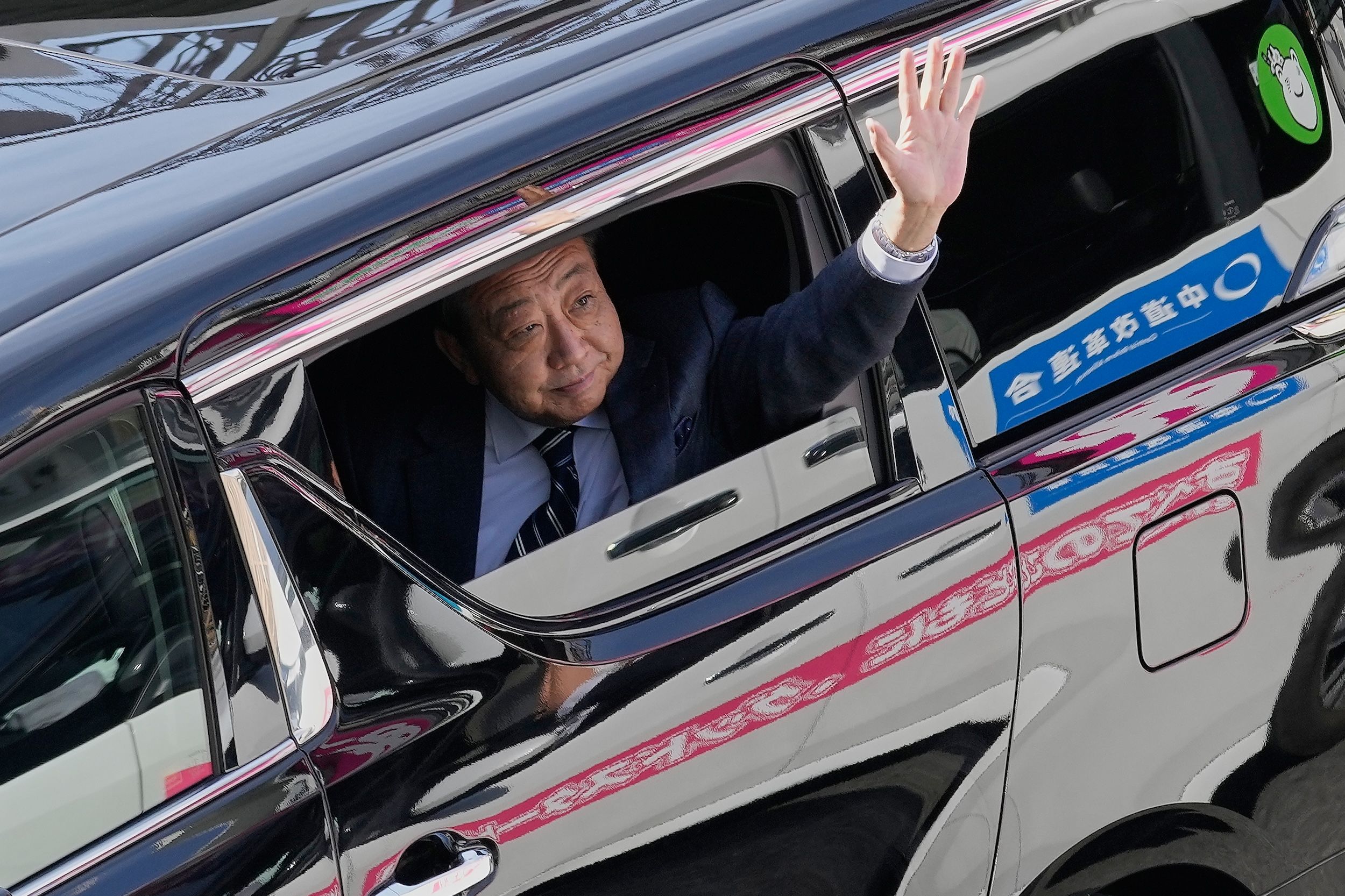 立憲民主黨與公明黨合併為「中道改革連合」，2026年2月5日，黨代表野田佳彥（左）在神奈川縣造勢。（美聯社）