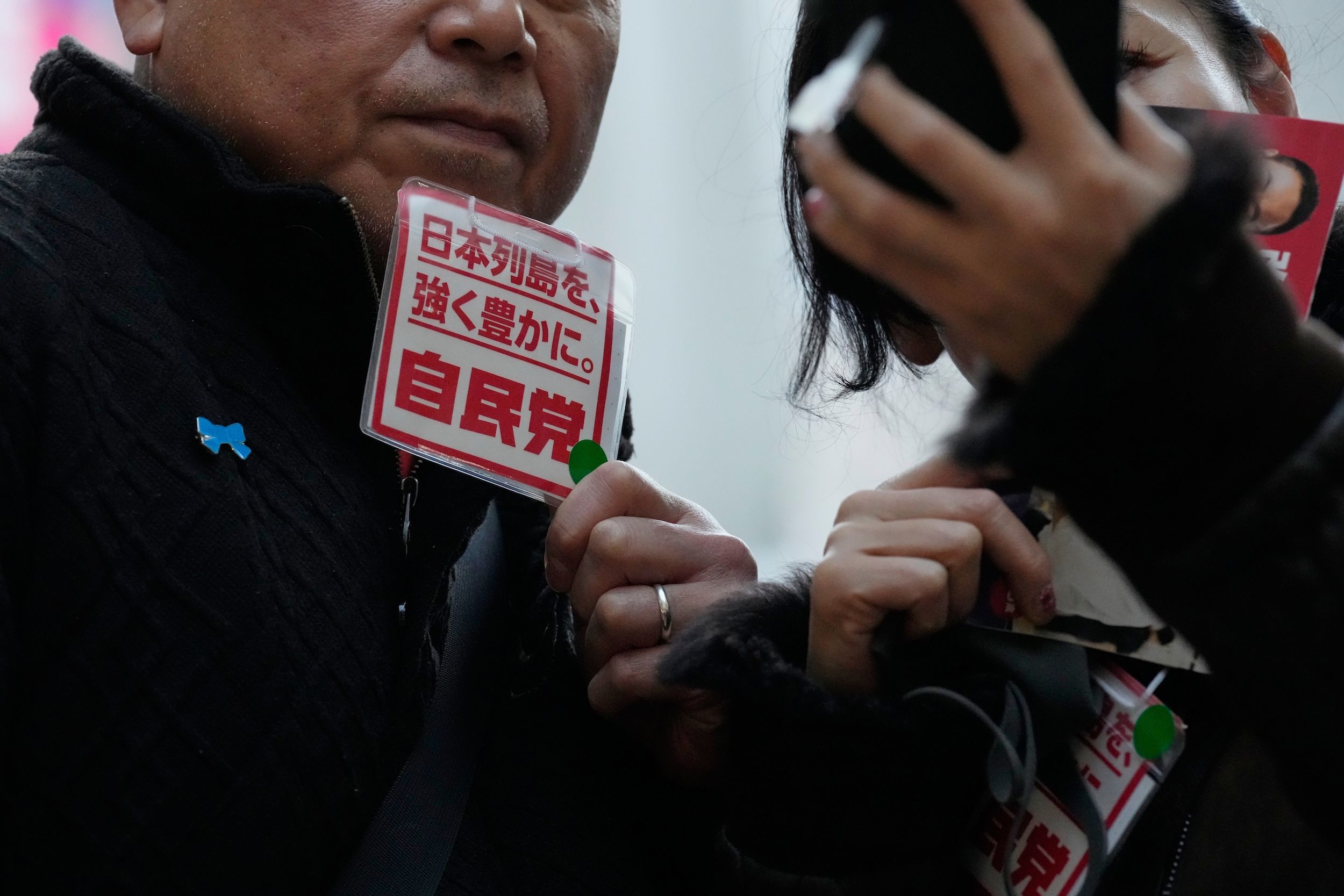 2026年2月6日，自民黨的支持者在橫濱參加日本前首相、自民黨副總裁麻生太郎的造勢演講。（美聯社）