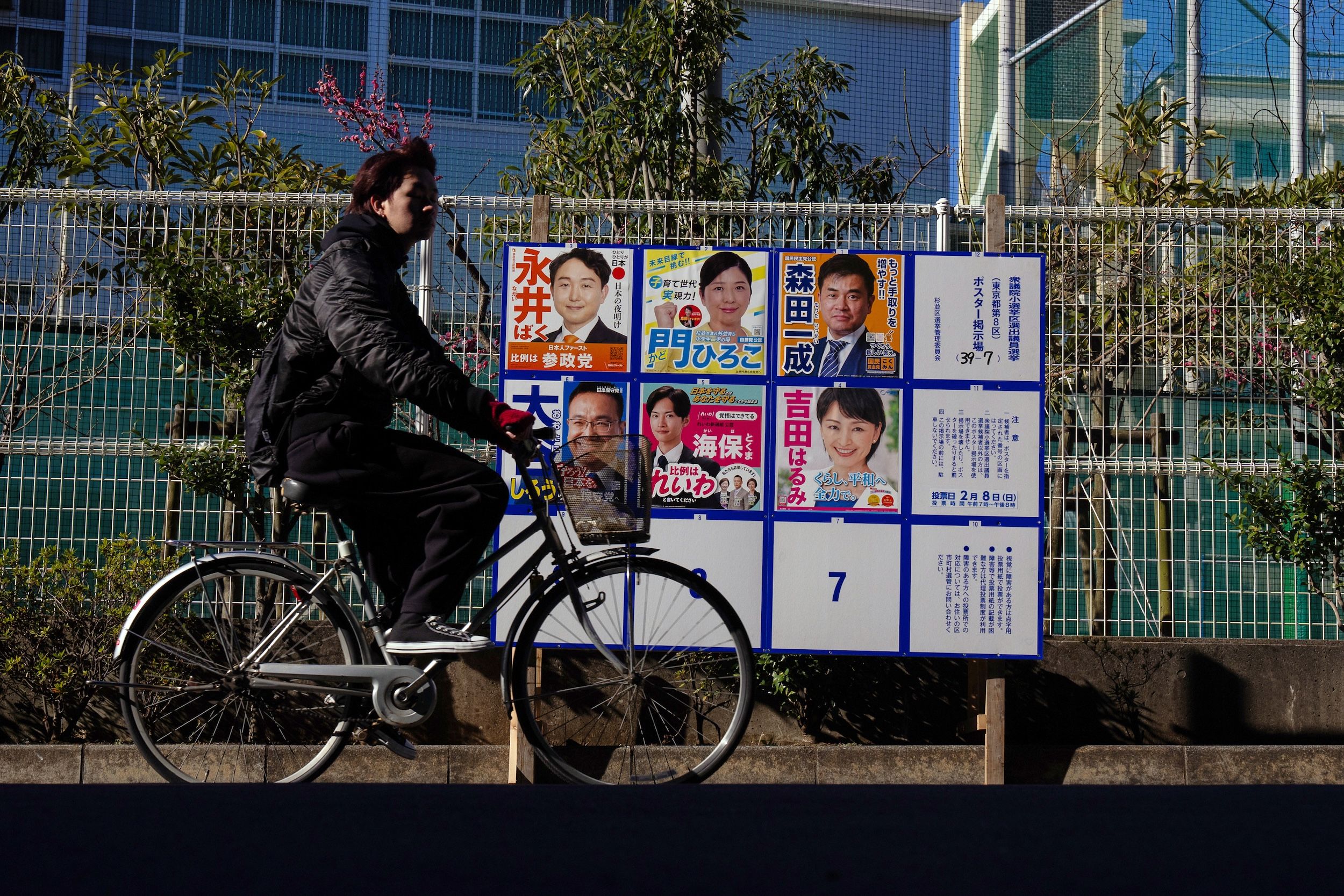 2026年2月3日，東京街頭的國會大選競選海報。（美聯社）