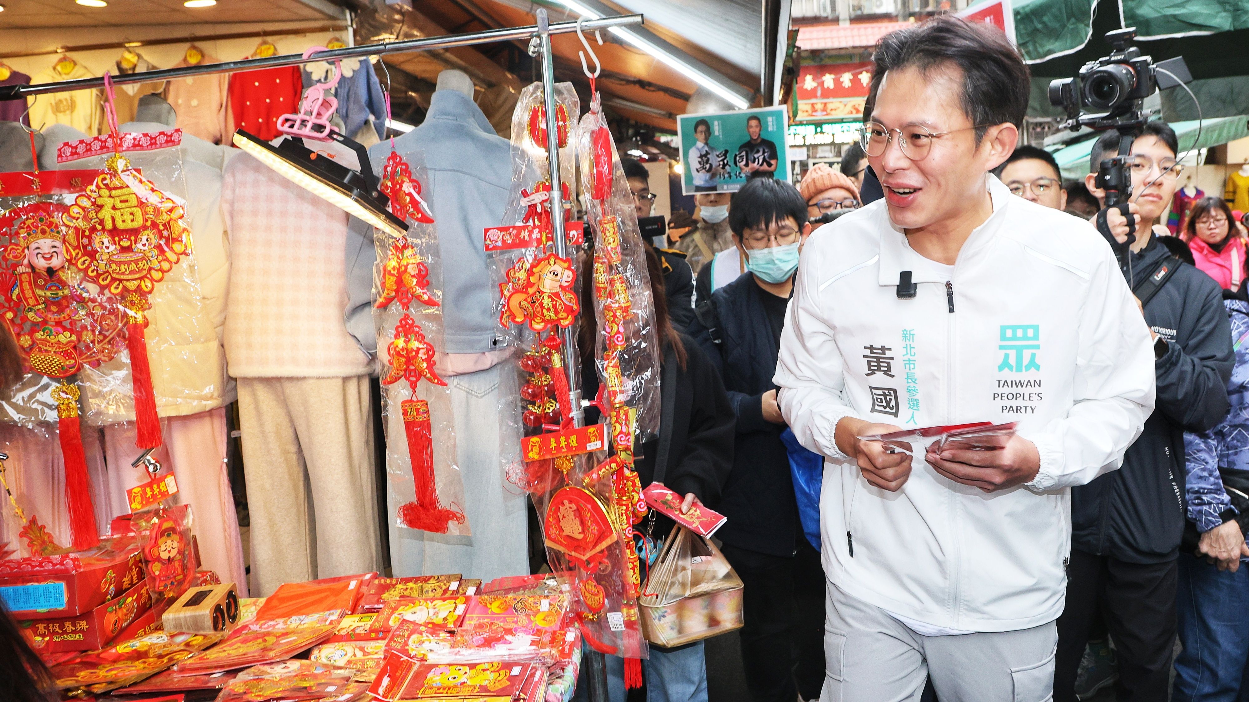 20260207-民眾黨主席黃國昌7日前往新莊宏泰市場掃街拜年。（柯承惠攝）