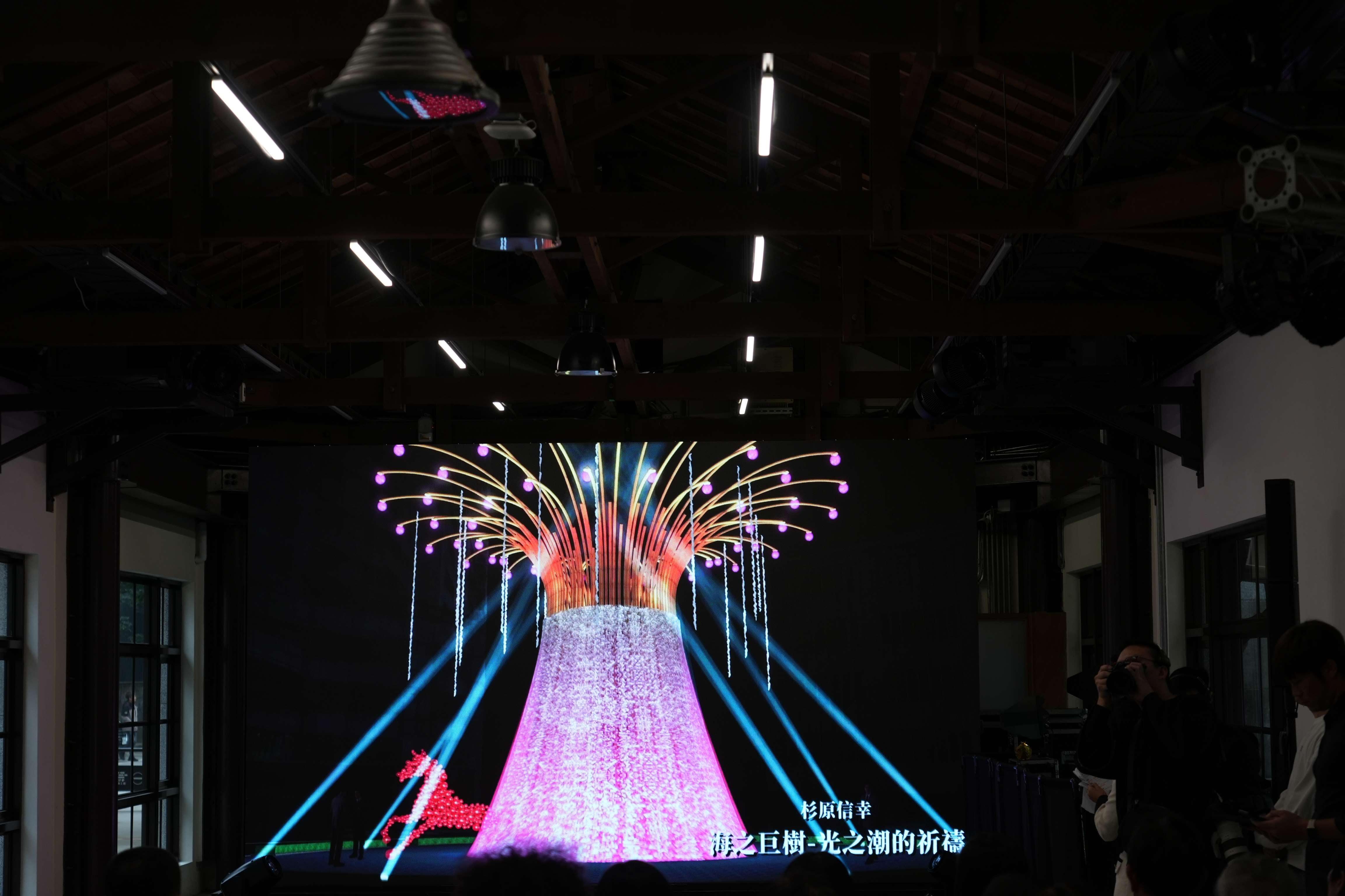 日本藝術家杉原信幸以永續材質打造大型藝術裝置《海之巨樹－光之潮的祈禱》，白天呈現雕塑結構之美，夜晚透過聲光轉換展現震撼效果。（圖／雲林縣政府提供）