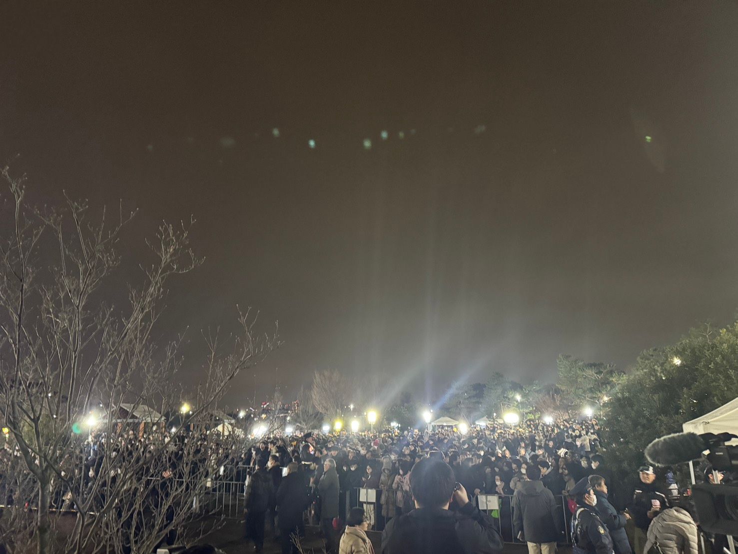 20260207-日本首相兼自民黨總裁高市早苗此次眾議院選舉最終場造勢在東京都世田谷區二子玉川公園，她尚未到場前，就已經爆場。（黃信維攝）