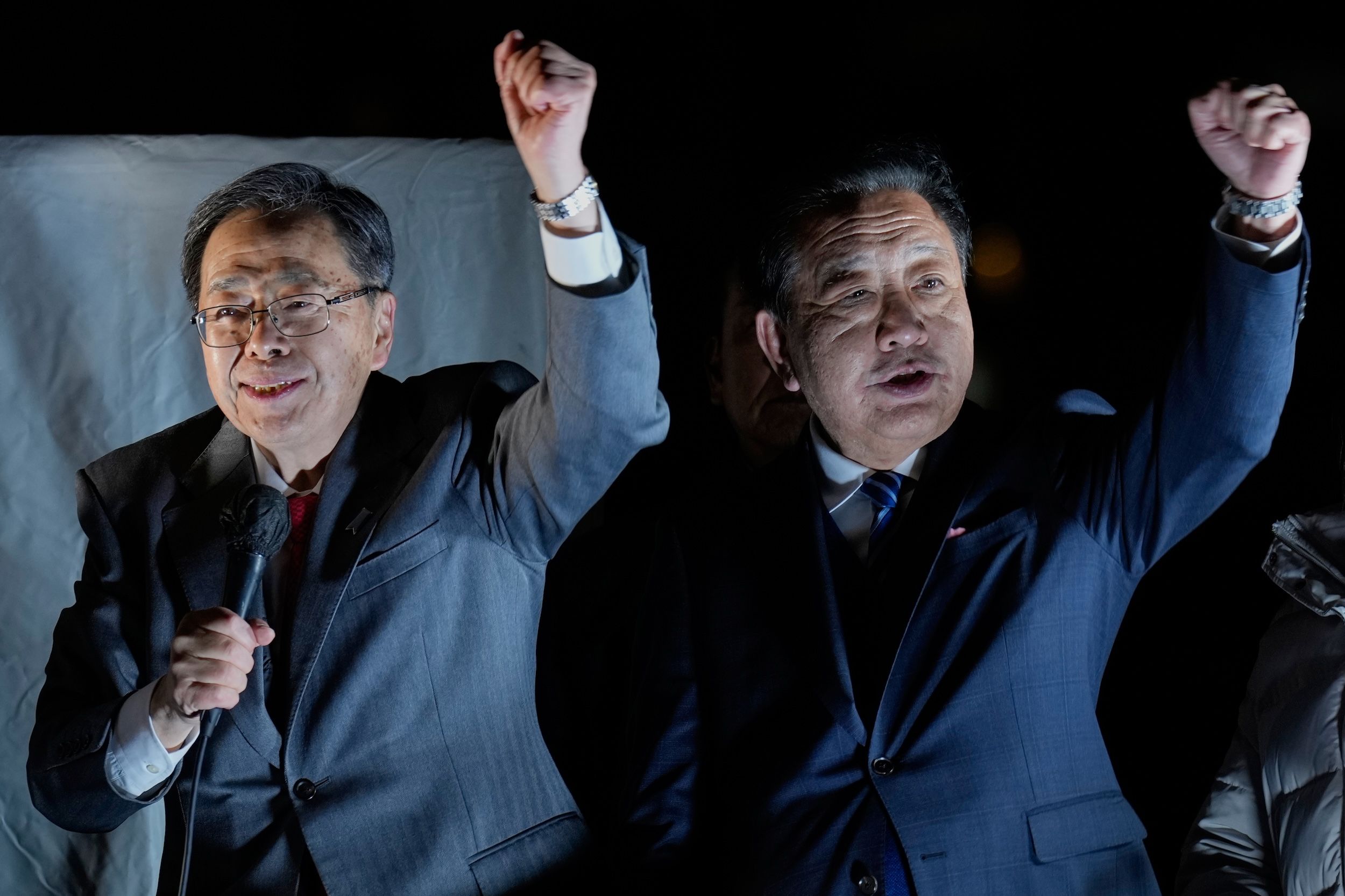 2026年2月7日，日本政黨「中間改革連合」的共同主席野田佳彥（右）和齋藤鐵夫（左）在東京街頭造勢。（美聯社）