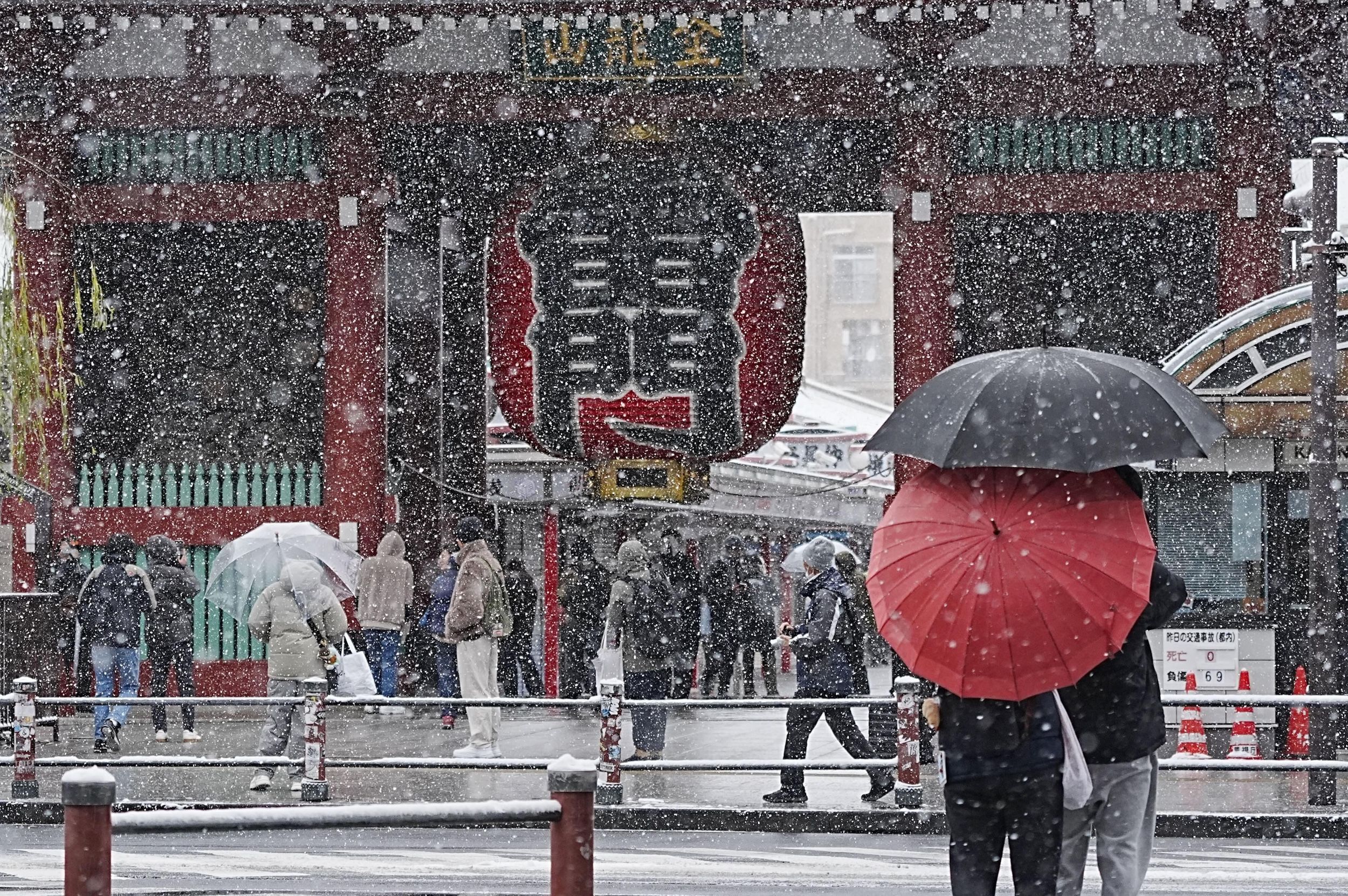 2026年2月8日，雪中的東京淺草寺。（美聯社）