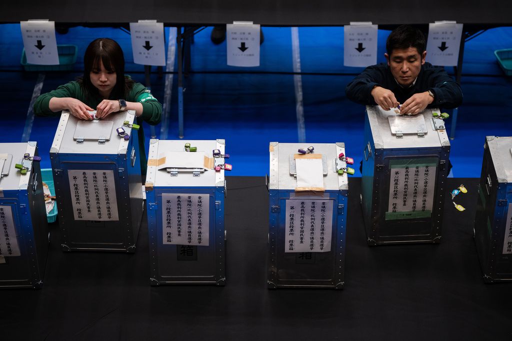 日本選務人員正在清點選票。（美聯社）