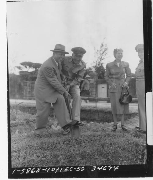 台灣省長吳國楨與美軍顧問團團長蔡司互動良好，然而他晚年卻主張回歸祖國，如果由他執政台灣，或許兩岸在大陸改革開放之際就已經統一。（美國國家檔案館）