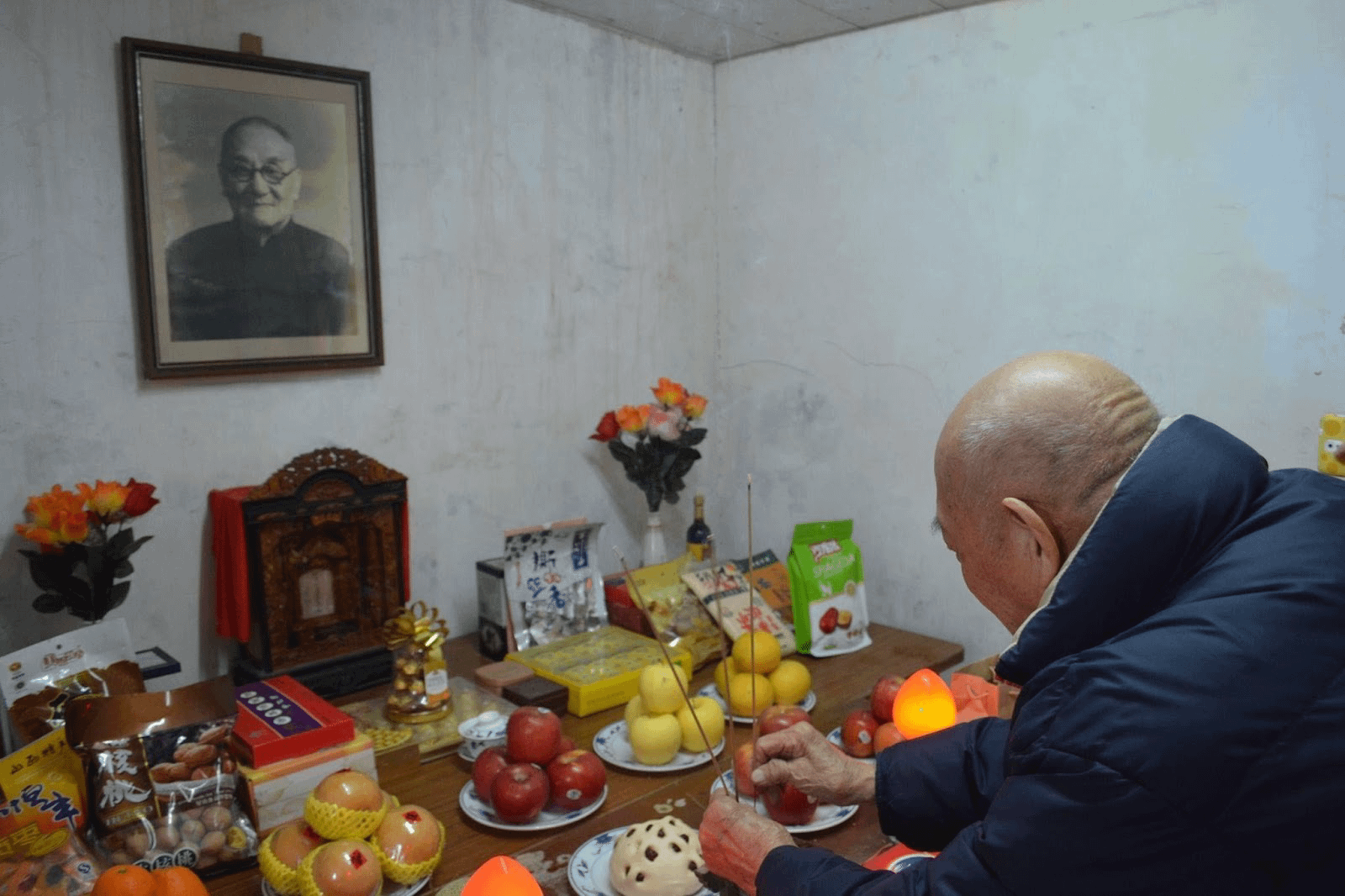 行政院長閻錫山到台北後成為光桿司令，只剩下一位侍衛張日明先生天天為他上香。