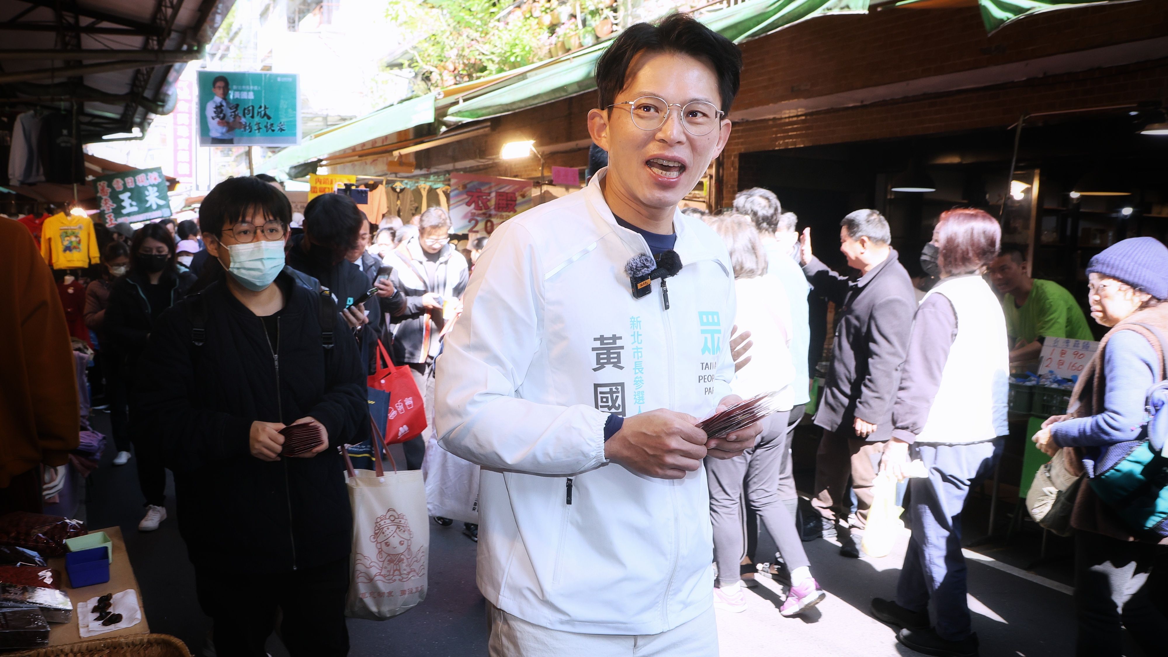 20260210-民眾黨主席黃國昌10日至永和民治市場掃街拜年。（柯承惠攝）