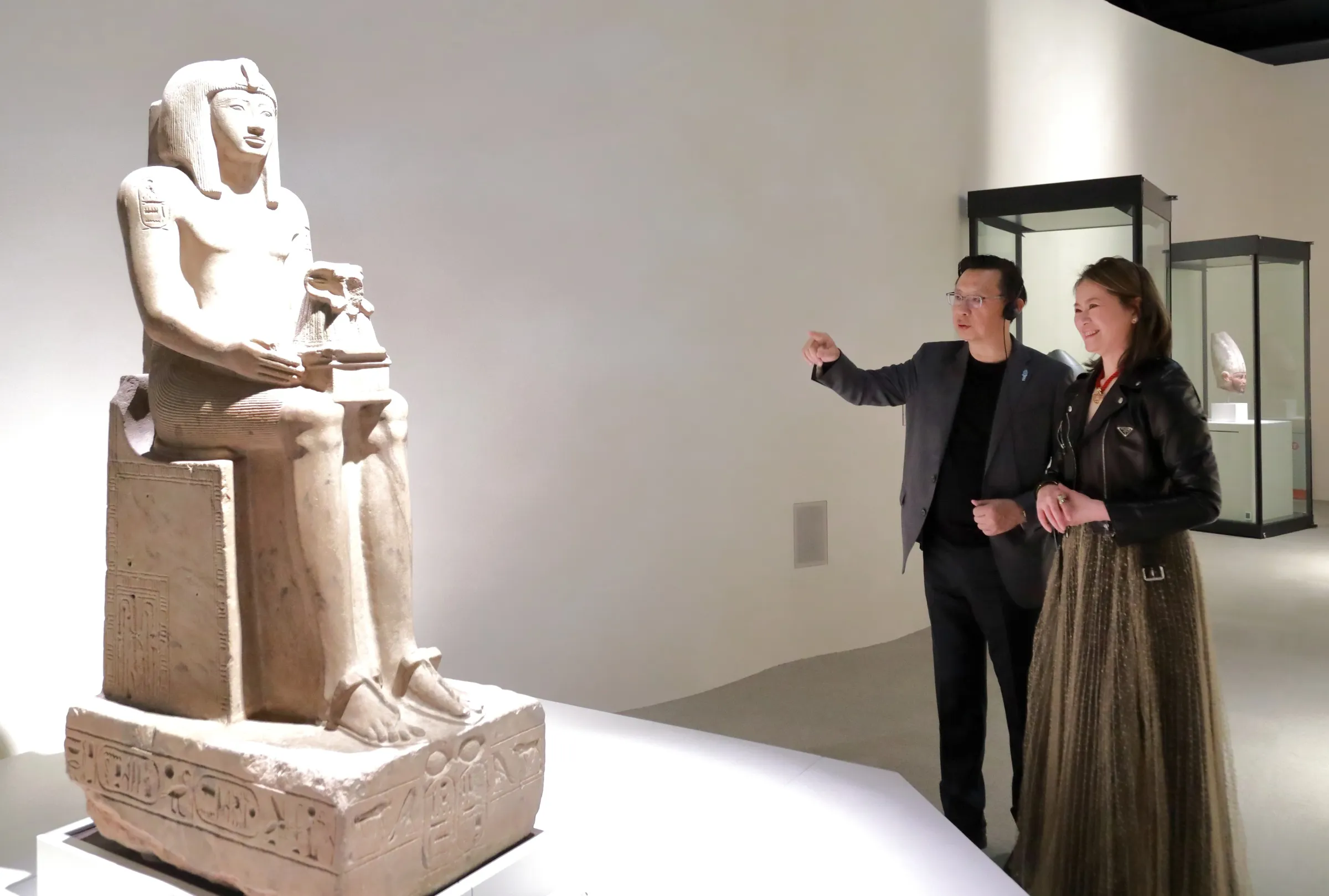 20260131-全球人壽董事長林文惠(右)與總經理馬君碩(左)共同觀展,與珍貴文物對話,展現企業對文化保存的實踐力 。(全球人壽提供).jpg
