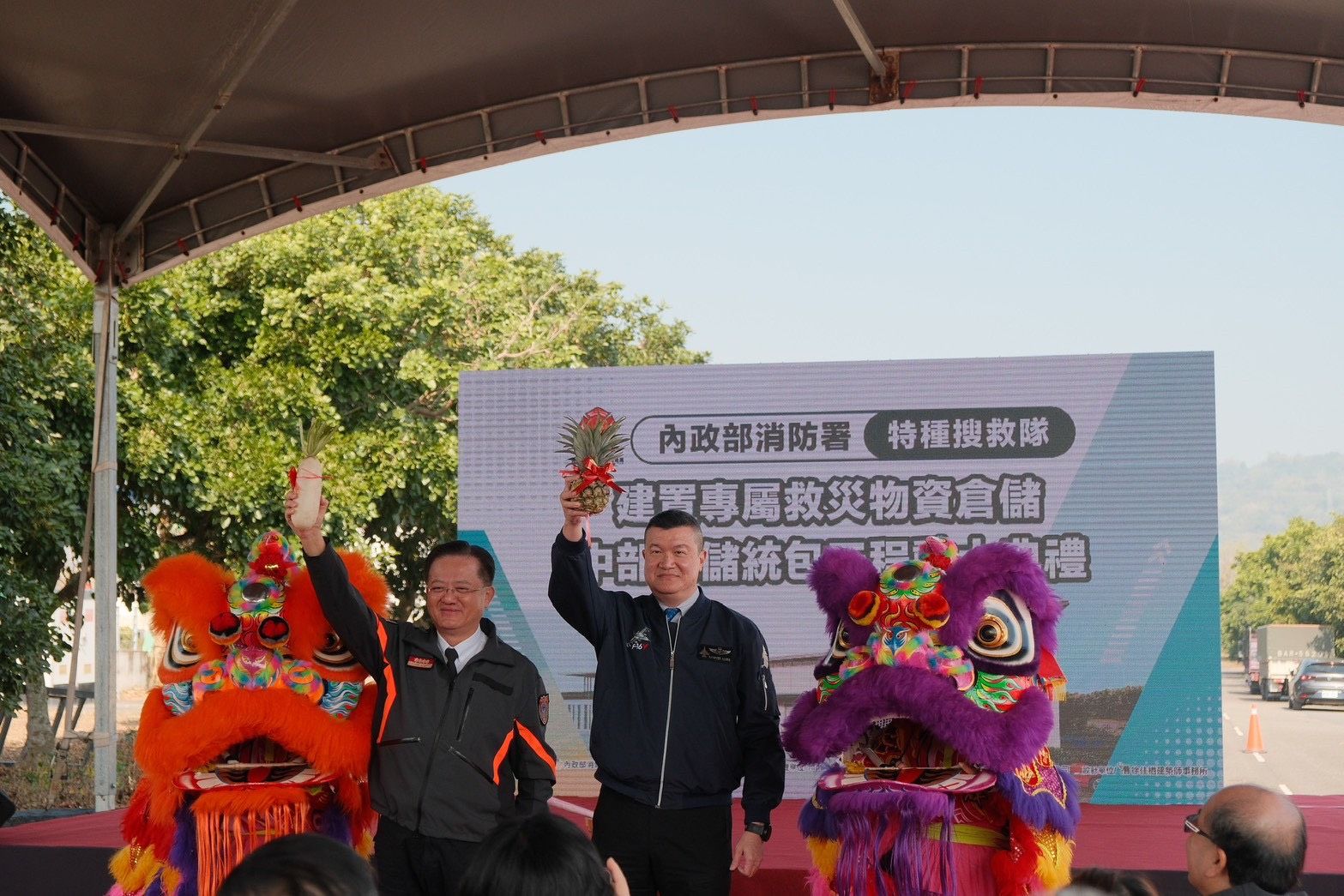 20260210-內政部政務次長馬士元（中）、消防署長蕭煥章（左）10日上午出席「建置專屬救災物資倉儲-中部倉儲統包工程動土典禮」。（內政部提供）