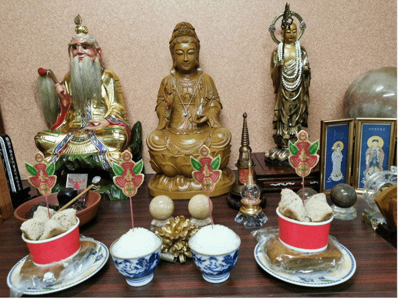 神明前及公媽靈前，供年粿、發糕、春飯（飯上插春字剪紙、紙花，紙花又叫春仔花、飯春花，「春」諧音「剩」，有歲月餘糧，年年食不盡的吉祥意）。（圖／楊登嵙提供）