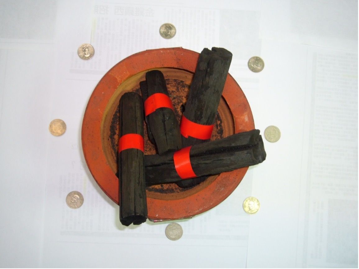 大年夜的團圓夜飯稱為圍爐，桌下放置一個火爐（烘爐），火爐的四週可多擺8枚錢幣，代表「財運興旺」，能夠招來好運氣。（圖／楊登嵙提供）