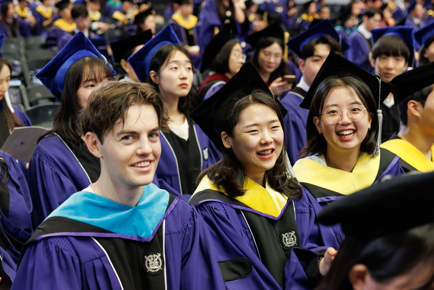 南韓最高學府首爾大學畢業典禮，也能看到不少國際留學生身影。（取自首爾大學官方粉專）