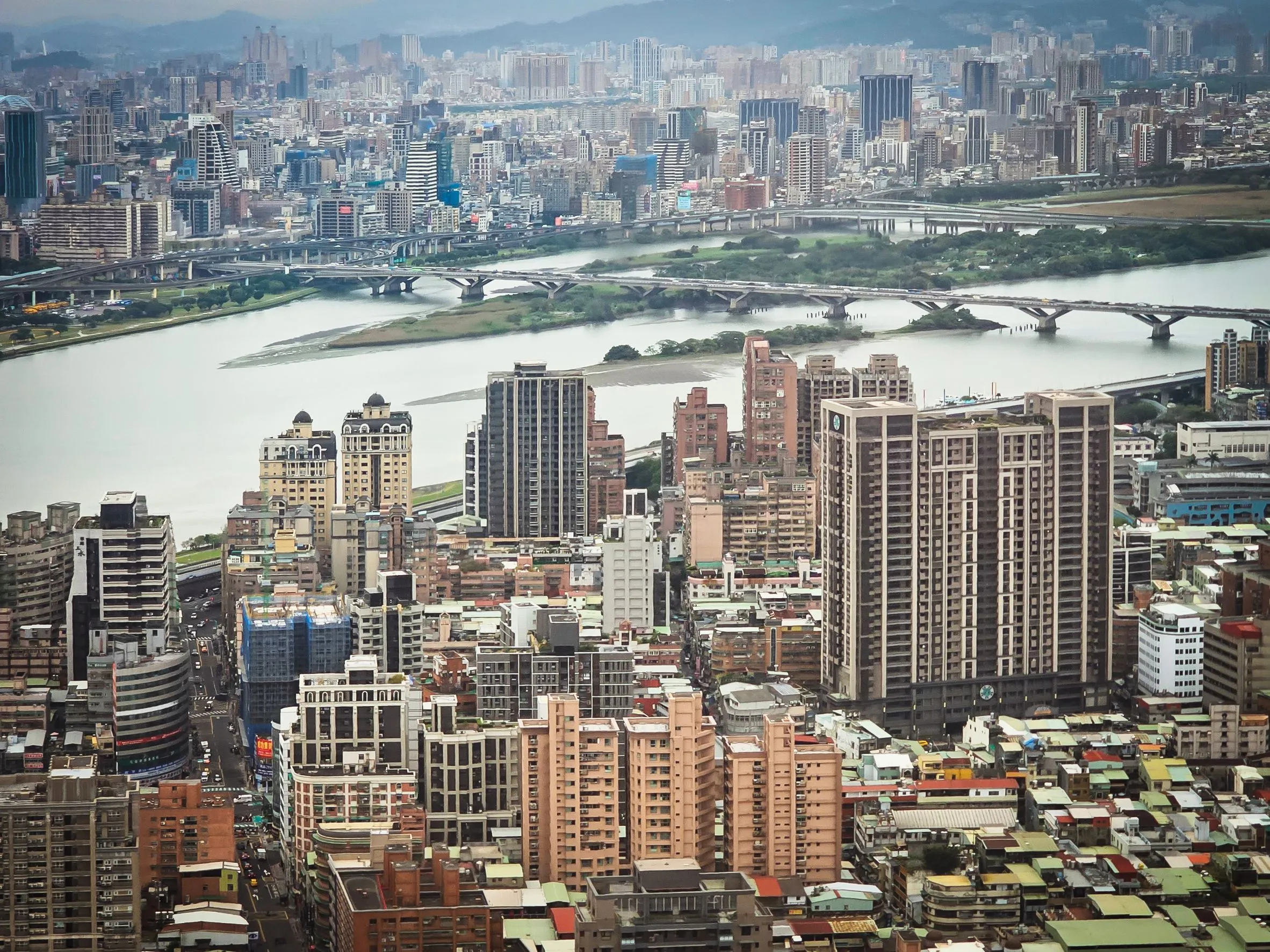 住宅,房市,房地產,公寓,大樓,,市景,台灣,街景,馬路,台北空拍,交通,。（資料照／洪煜勛攝）