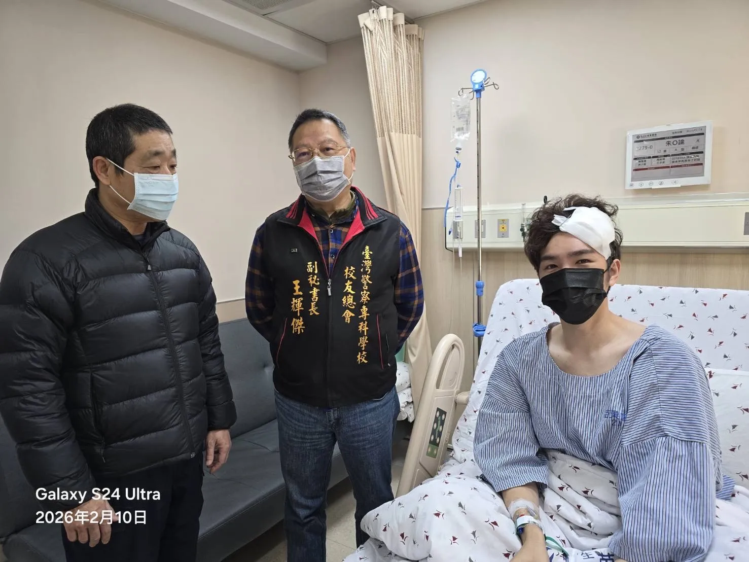 校友總會代表於病房內關心員警傷勢與復原情形。（圖/警專校友總會提供）