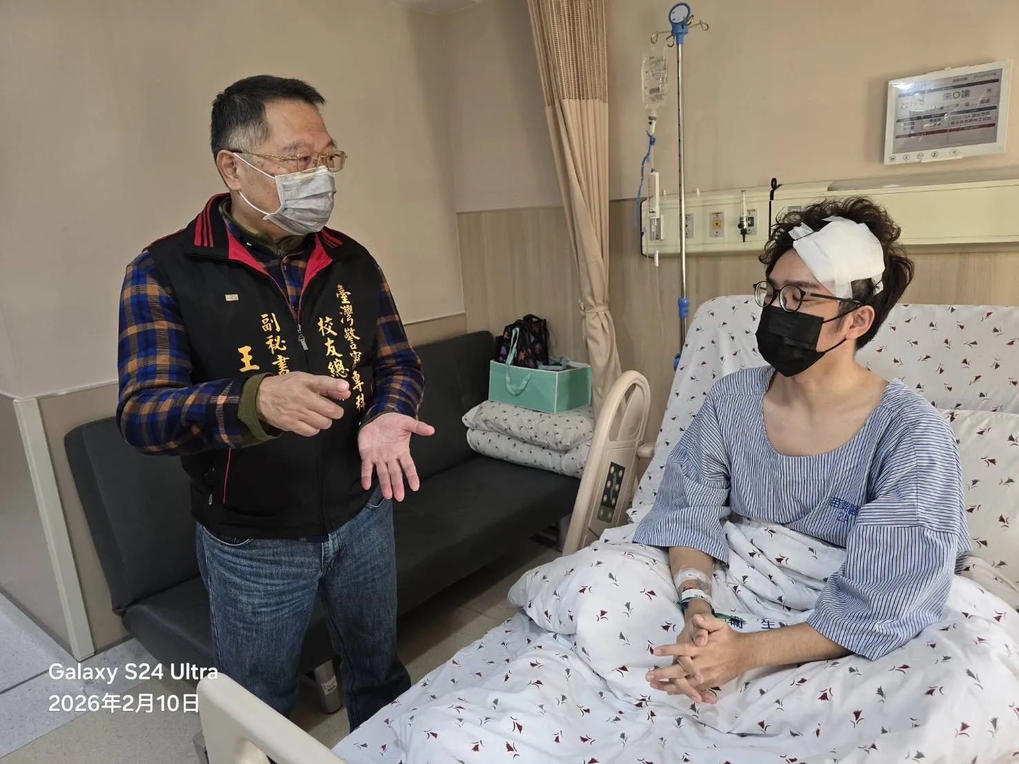 校友總會幹部赴院探視受傷員警並合影。 （圖/警專校友總會提供）