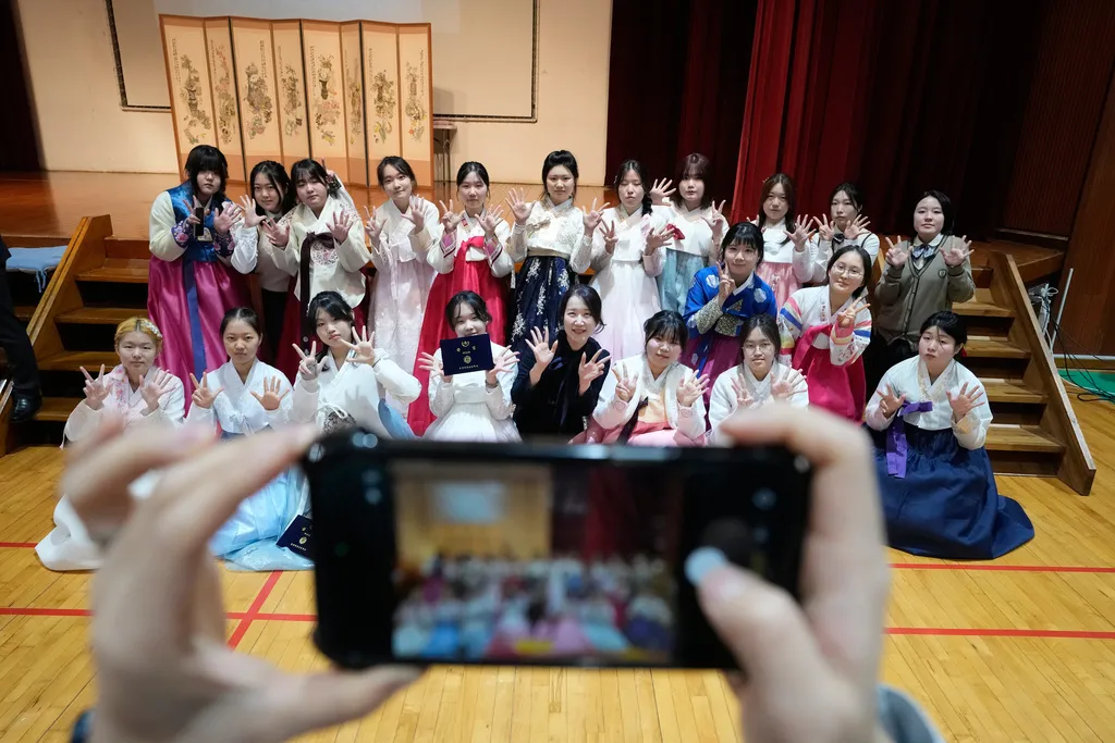 南韓首爾中學女生穿著傳統韓服參與正式儀式。（美聯社）