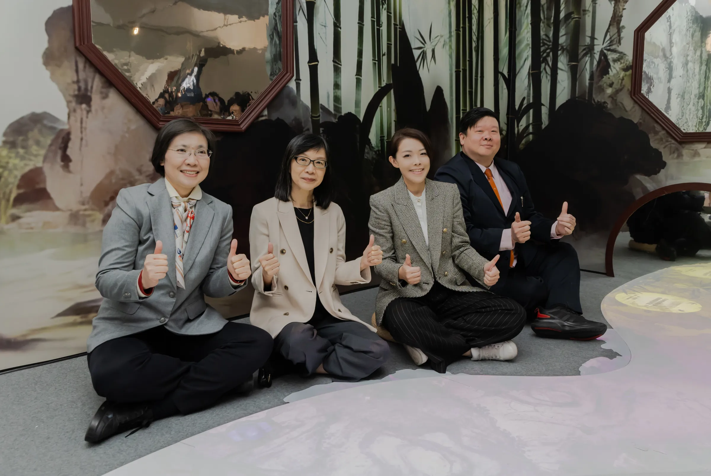 立委徐欣瑩（左起）、故宮副院長余佩瑾、市長高虹安及文化局長王翔郁歡迎全民來竹市參觀「故宮 X 新竹數位特展」。（圖／新竹市政府提供）