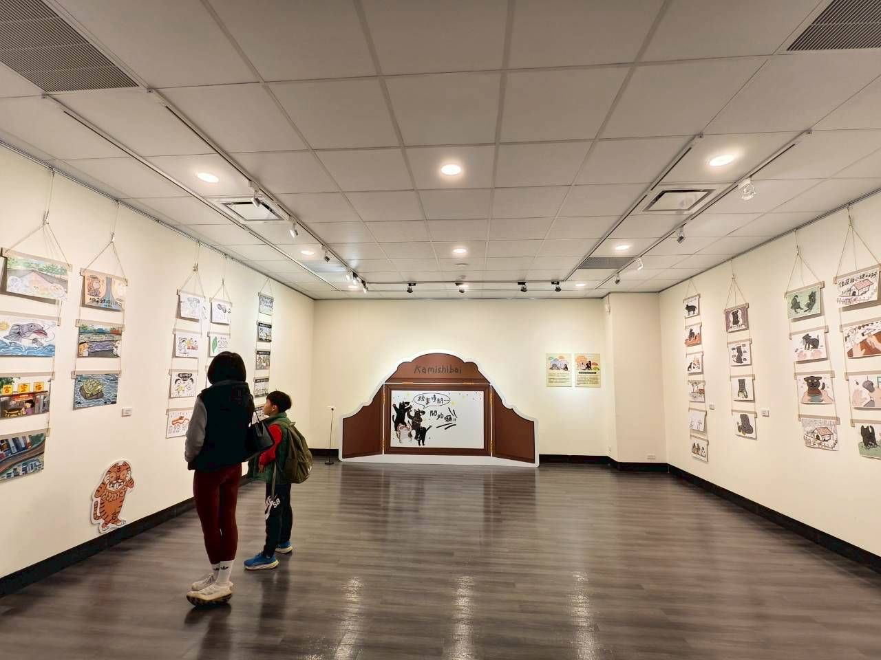 現場展出葉毓勻六件「紙芝居（連環圖畫劇）」畫片。(圖/新莊文化藝術中心)