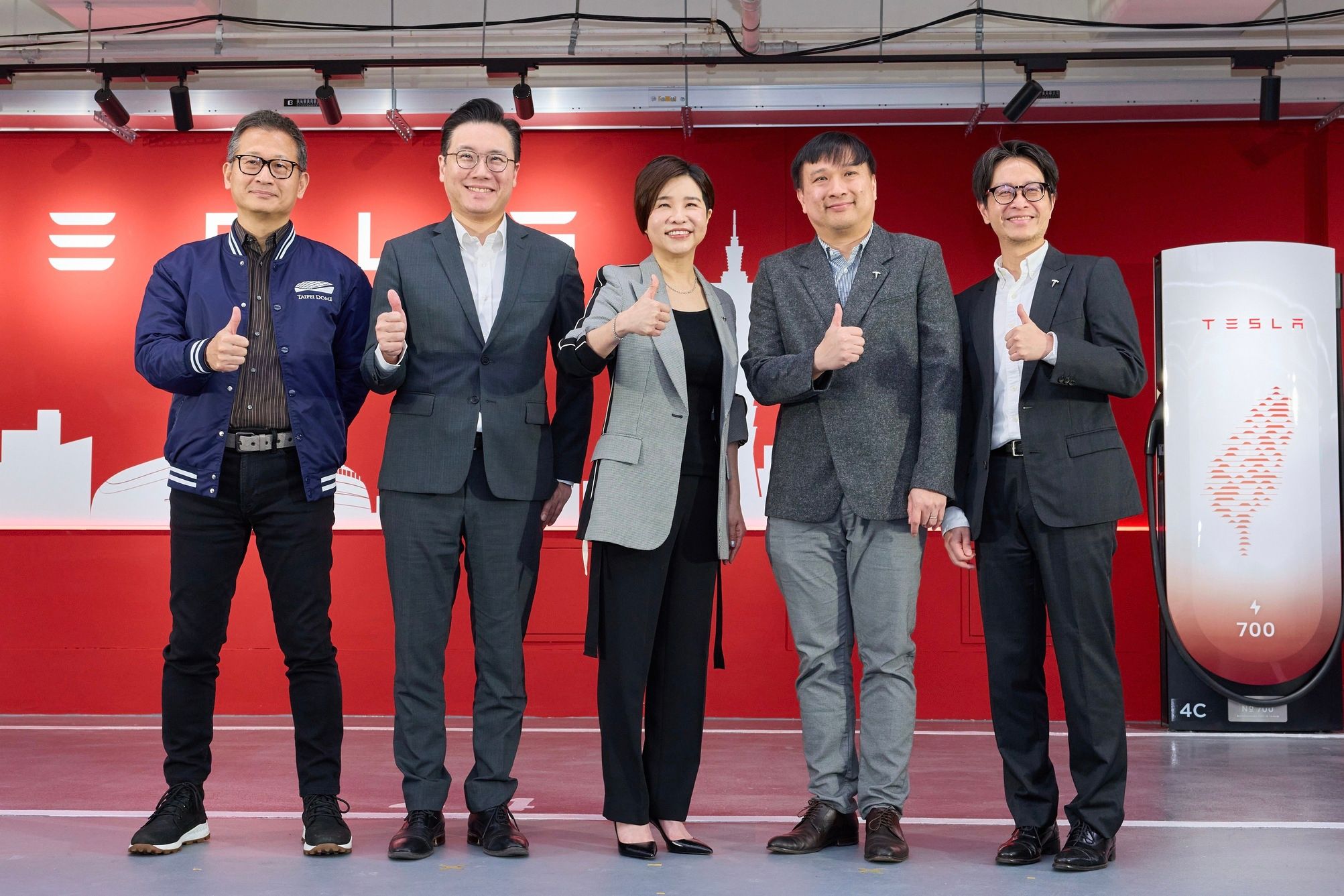 20260211-Tesla啟用全台最大「台北大巨蛋」V4第四代超級充電站。遠雄巨蛋總經理（左起）、遠雄集團永續長、Tesla台灣總經理、Tesla充電事業發展經理、Tesla政府關係經理。（台灣特斯拉提供）