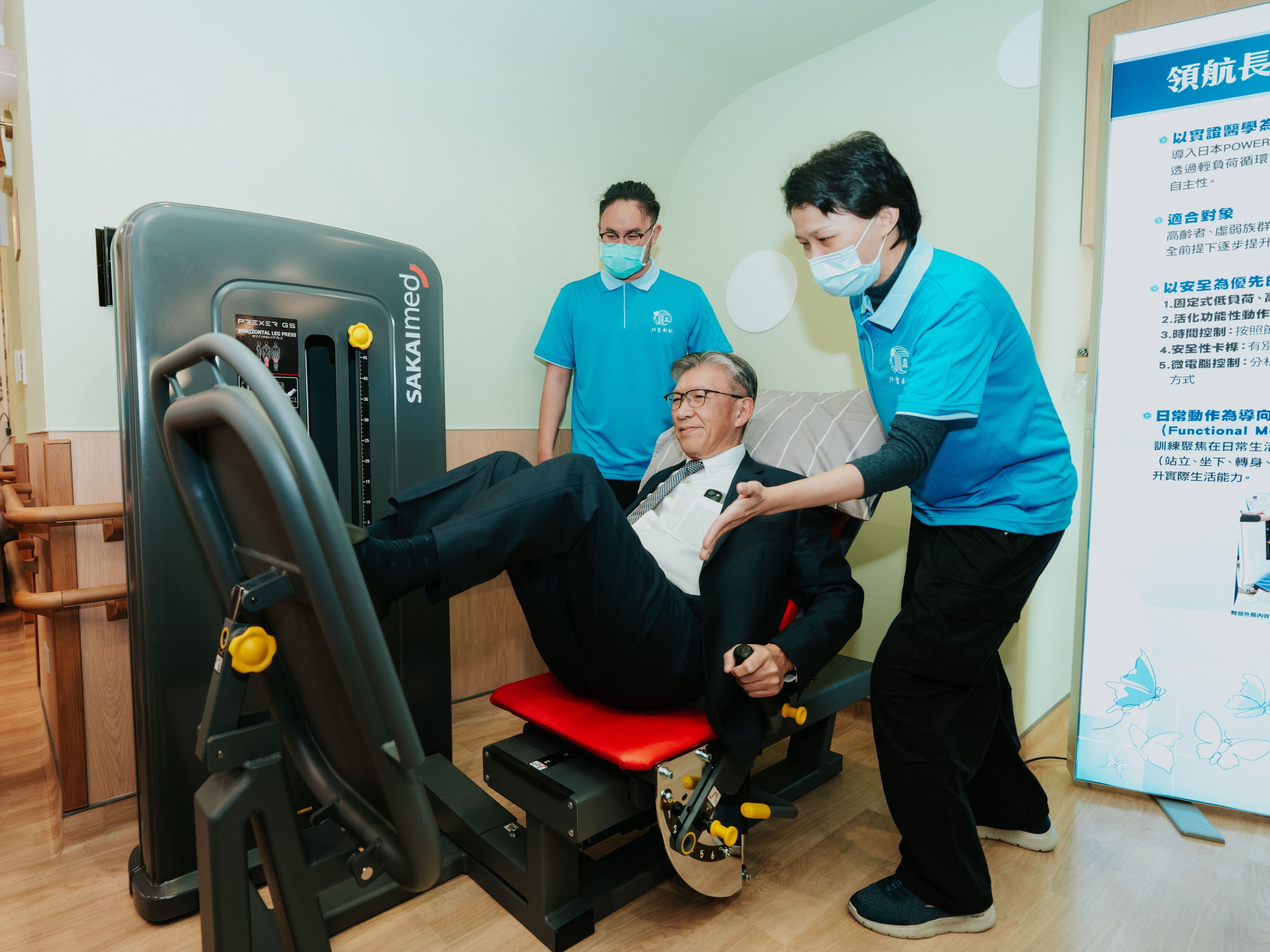 20260211-北醫創齡小規模多機能機構導入日本POWER Rehab復能訓練系統，台北醫學董事長陳瑞杰實際體驗。（台北附醫提供）