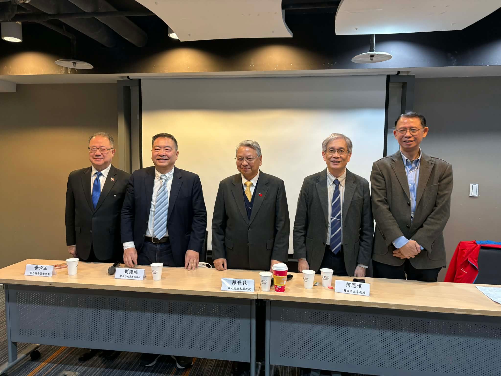 對外關係協會11日上午舉行座談會，邀請多位專家發表看法。左起：淡江大學戰略所副教授黃介正、政大外交系教授劉德海、前外交部政務次長令狐榮達、輔仁大學日文系特聘教授何思慎、台灣大學政治系副教授陳世民。（杜宗熹攝）