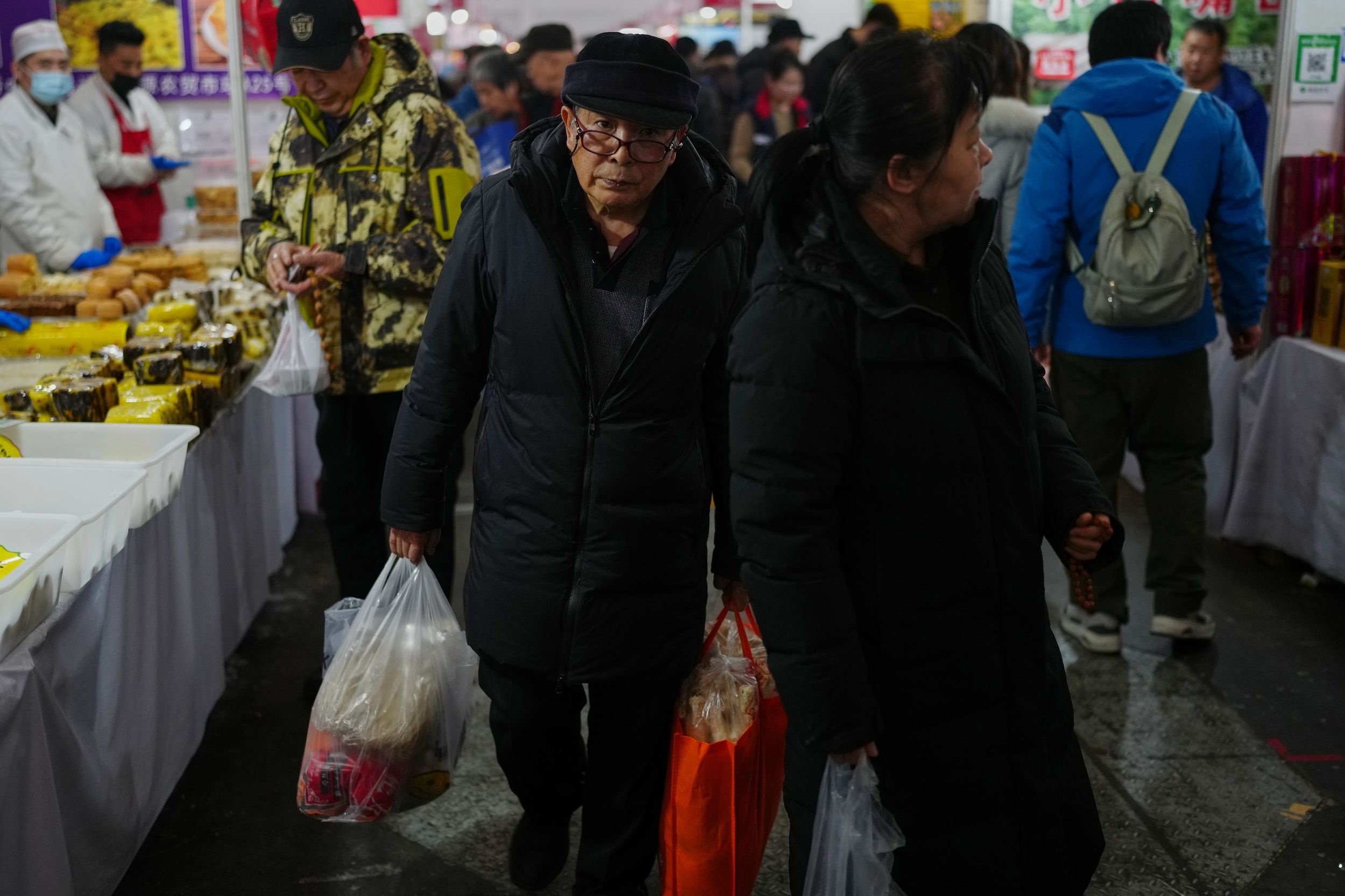 2026年2月1日，農曆新年將至，北京的大爺在市集上購物。（美聯社）