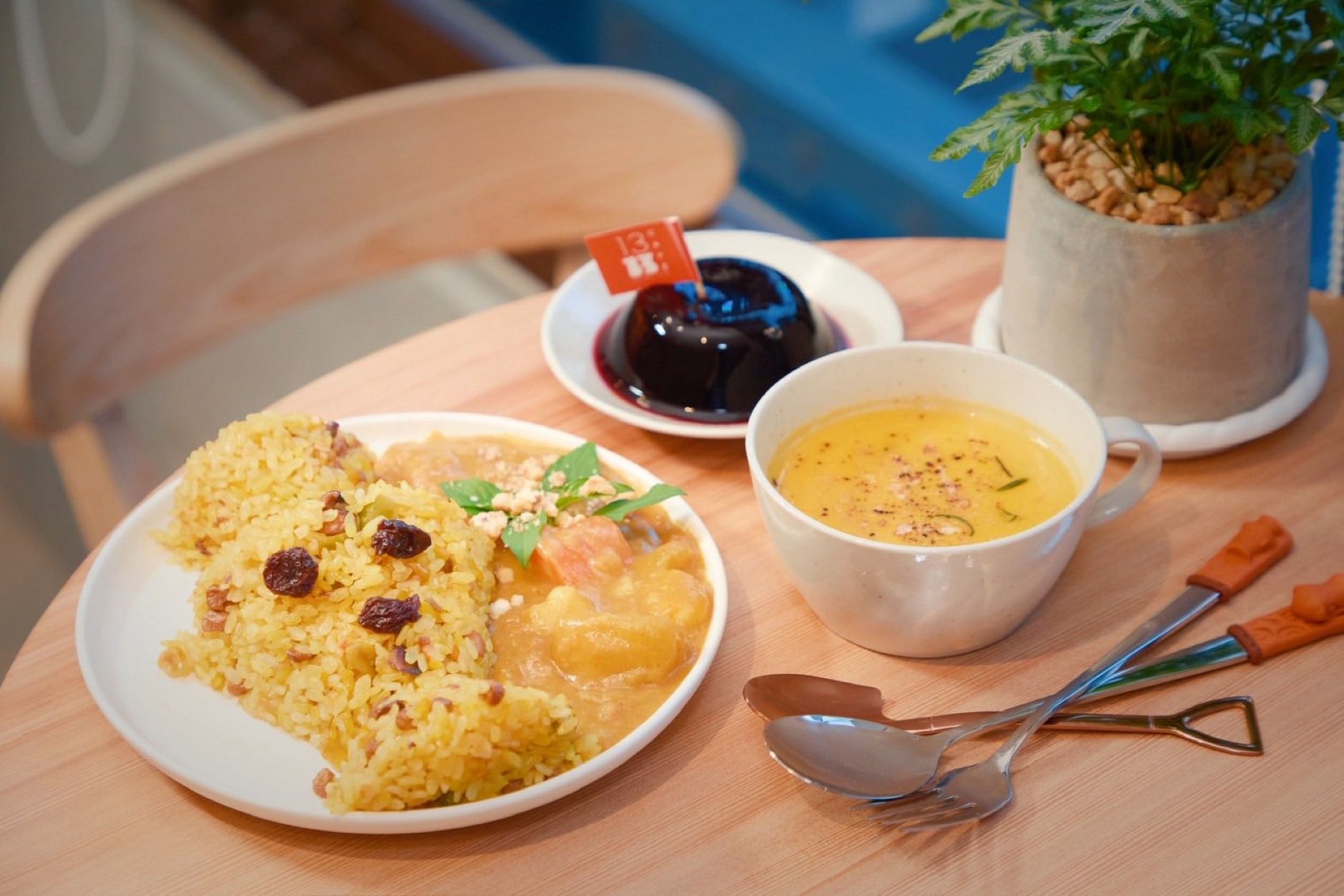 攜手「里仁社會企業」，推出象徵面面俱到的「人面陶罐素炒飯」。（圖/新北市立十三行博物館）