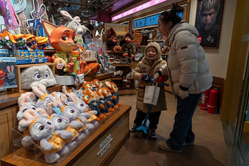 農曆春節假期將至，北京民眾湧入商場逛街血拼。（美聯社）