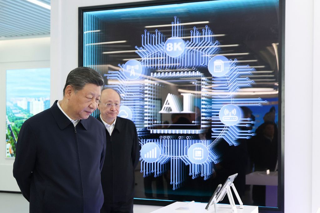 中國國家主席習近平（左）訪問AI基地。（美聯社）