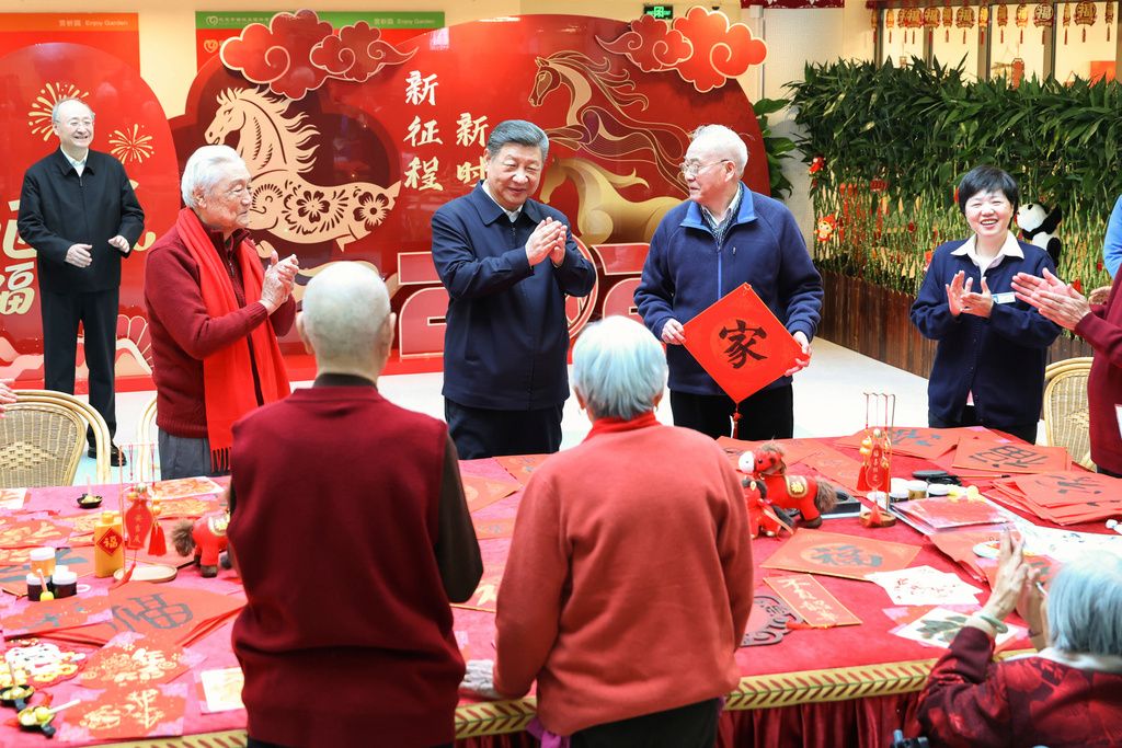 中國國家主席習近平前往北京東城與民眾互動。（美聯社）