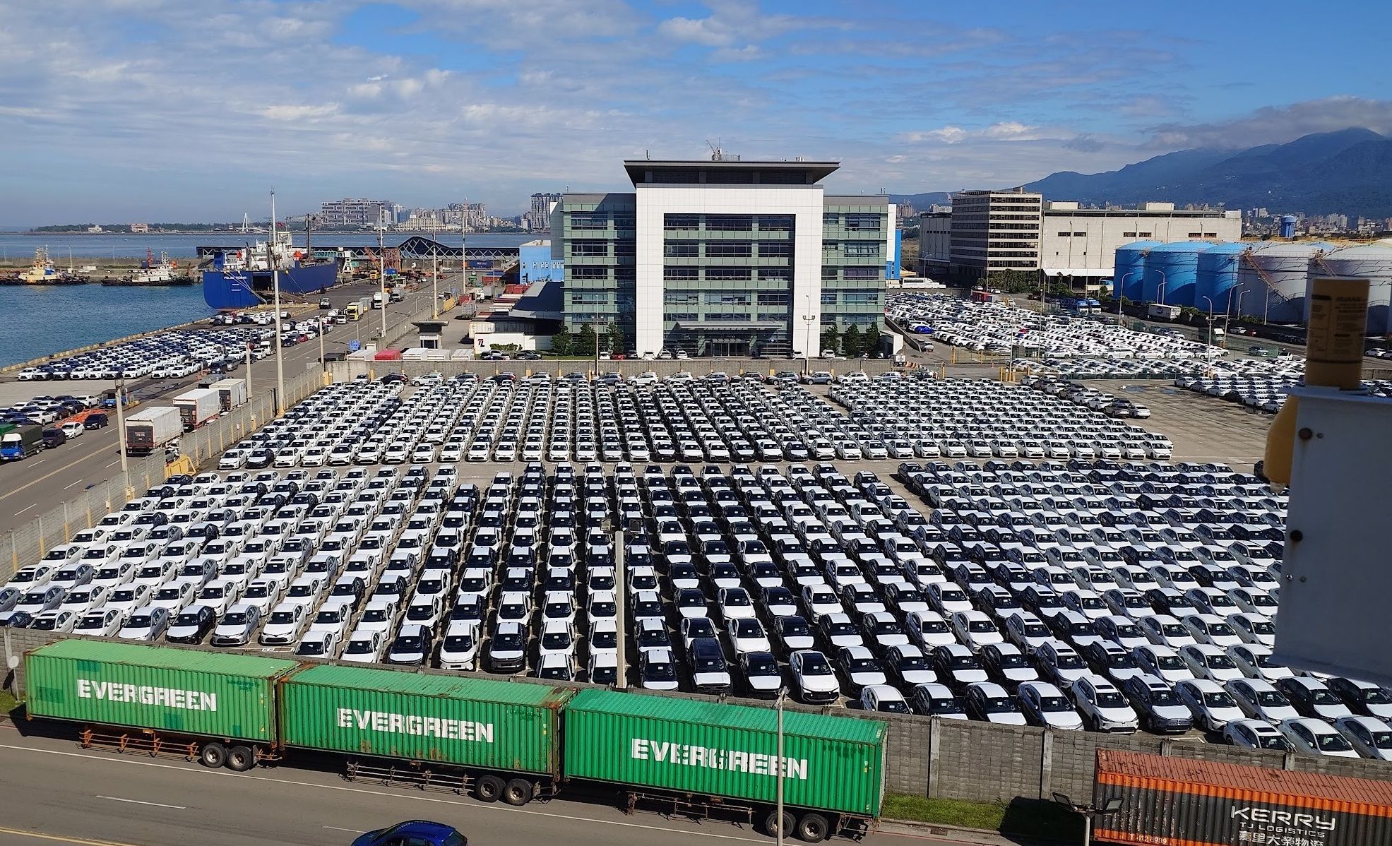 台美關稅協議簽定後，因關稅疑慮塞在台北港的進口車總算能報關進入國內市場了。（馮建棨攝）
