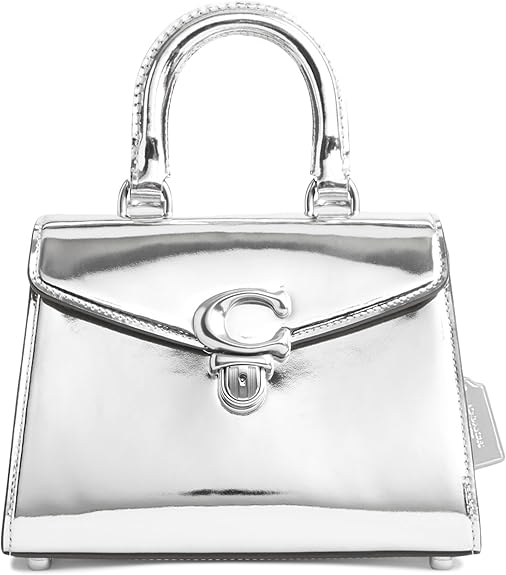 網友購買Coach福袋中出現經典手袋。款式為2023年秋季主打的Restored Sammy Top Handle Bag 21 In Silver Metallic.（圖／取自Coach官網）