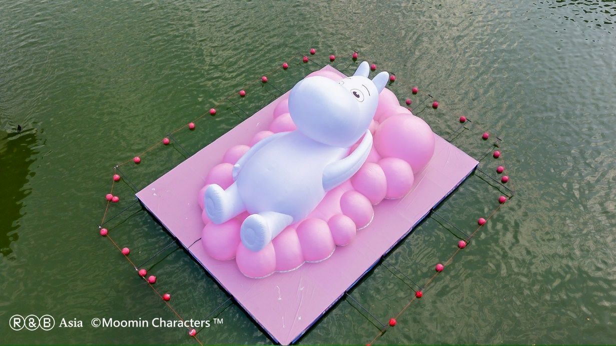 中台灣燈會IP「姆明一族（The Moomins）」的魅力席捲全台、熱度持續升溫，來到台中許多地方都能發現他們的可愛身影，圖為姆明以仰望姿態躺在台中公園日月湖中。(圖／台中市政府提供)