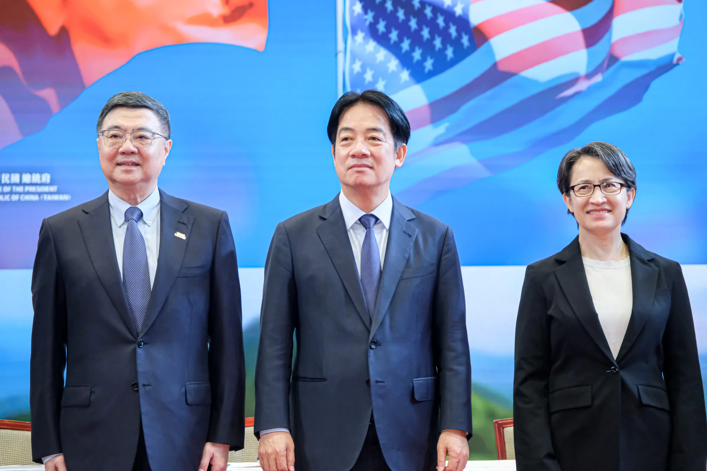 20260213-「因應台美簽署貿易協議新局」國安高層會議會後記者會13日於總統府舉行,左起為行政院長卓榮泰、總統賴清德、副總統蕭美琴。(劉偉宏攝)
