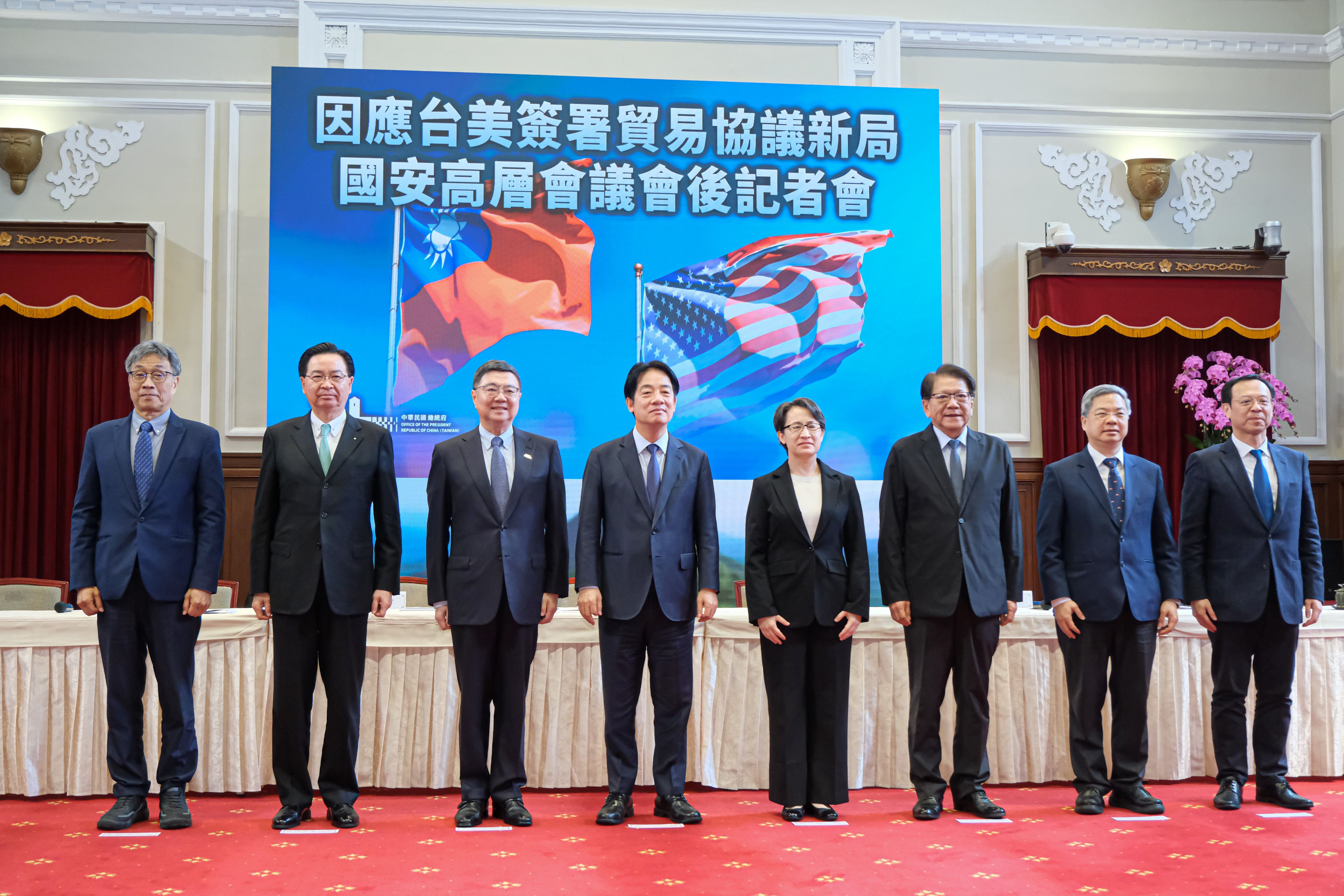 20260213-「因應台美簽署貿易協議新局」國安高層會議會後記者會13日於總統府舉行，左起為農業部長陳駿季、國安會秘書長吳釗燮、行政院長卓榮泰、總統賴清德、副總統蕭美琴、總統府秘書長潘孟安、經濟部長龔明鑫、衛福部長石崇良。（劉偉宏攝）