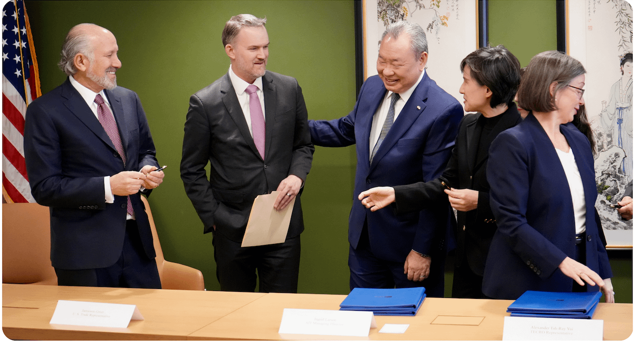 行政院副院長鄭麗君、美國貿易代表葛里爾、商務部長盧特尼克共同簽署「台美對等貿易協定(ART)」。(美國貿易代表署)
