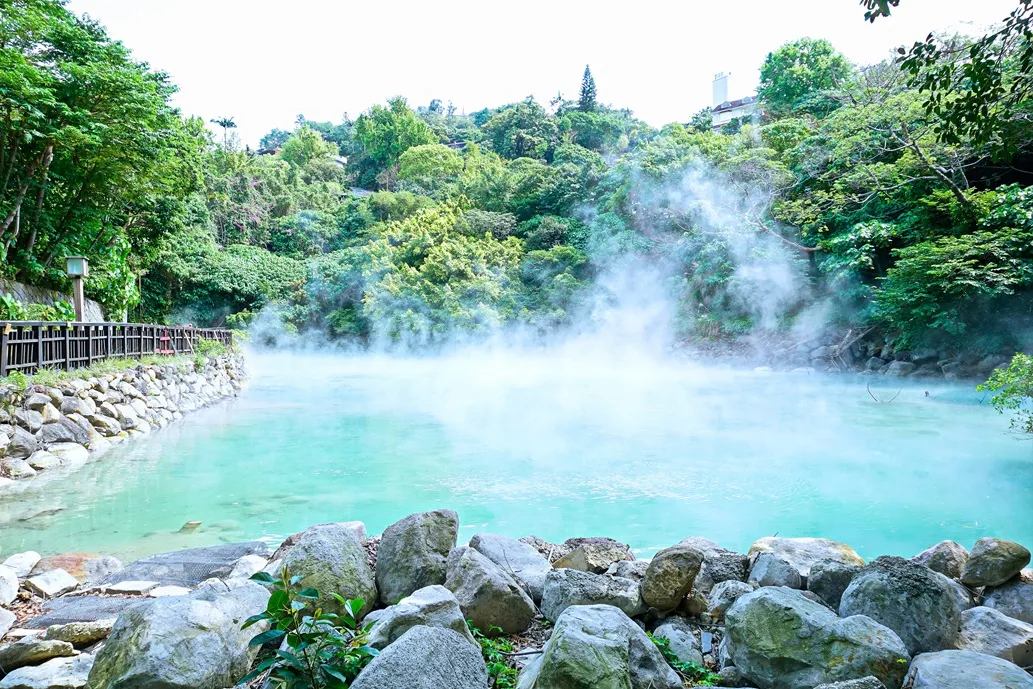 北投地熱谷熱氣蒸騰，展現獨特地熱景觀。（圖／臺北市政府觀傳局提供）