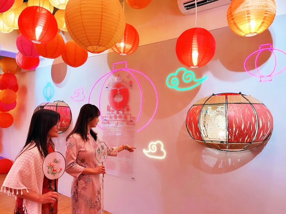 大稻埕遊客中心3樓永樂燈苑展出紙雕藝術家成若涵作品。（圖／臺北市政府觀傳局提供）