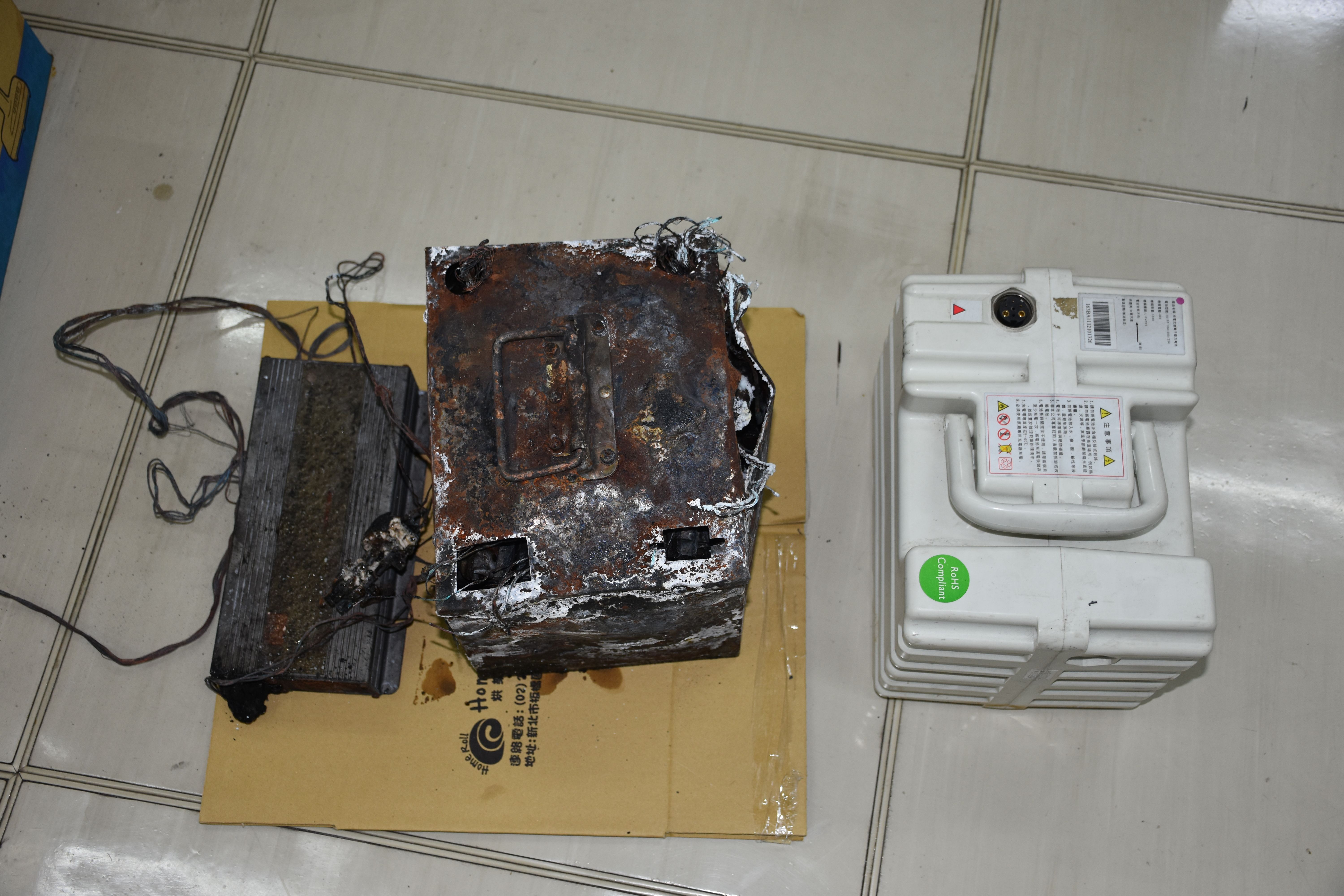 使用非原廠電池恐與原有電路設計不符進而發生異常。(圖／新北市政府消防局提供)