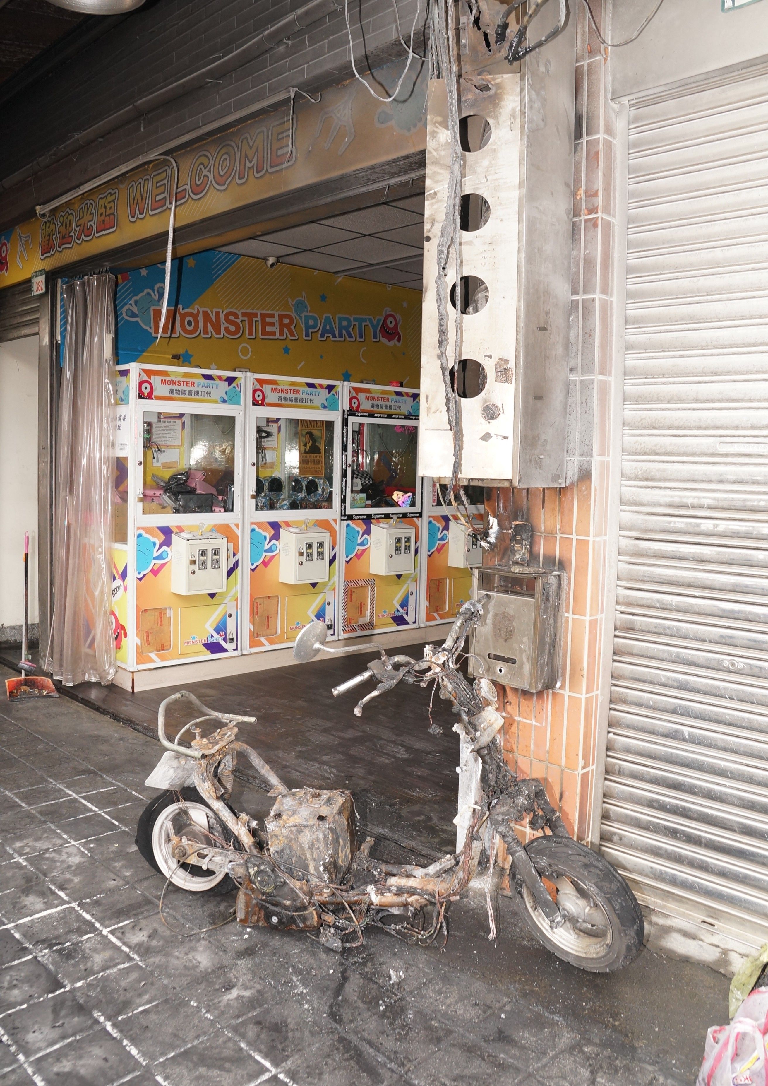 民眾自家中拉延長線供停放騎樓之電動機車充電。 (圖／新北市政府消防局提供)