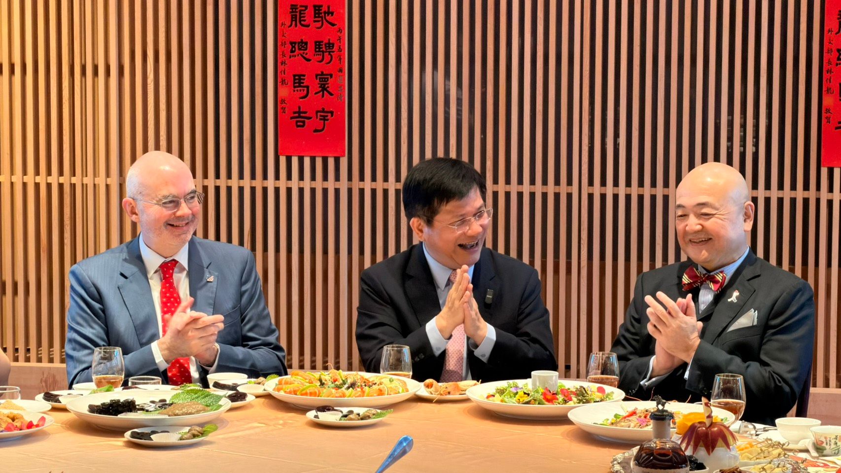 20260204-外交部長林佳龍（中）邀請AIT台北辦事處長谷立言（左）、日本台灣交流協會台北辦事處代表片山和之（右）到外交部共進「魔法團圓飯」。（鍾秉哲攝）